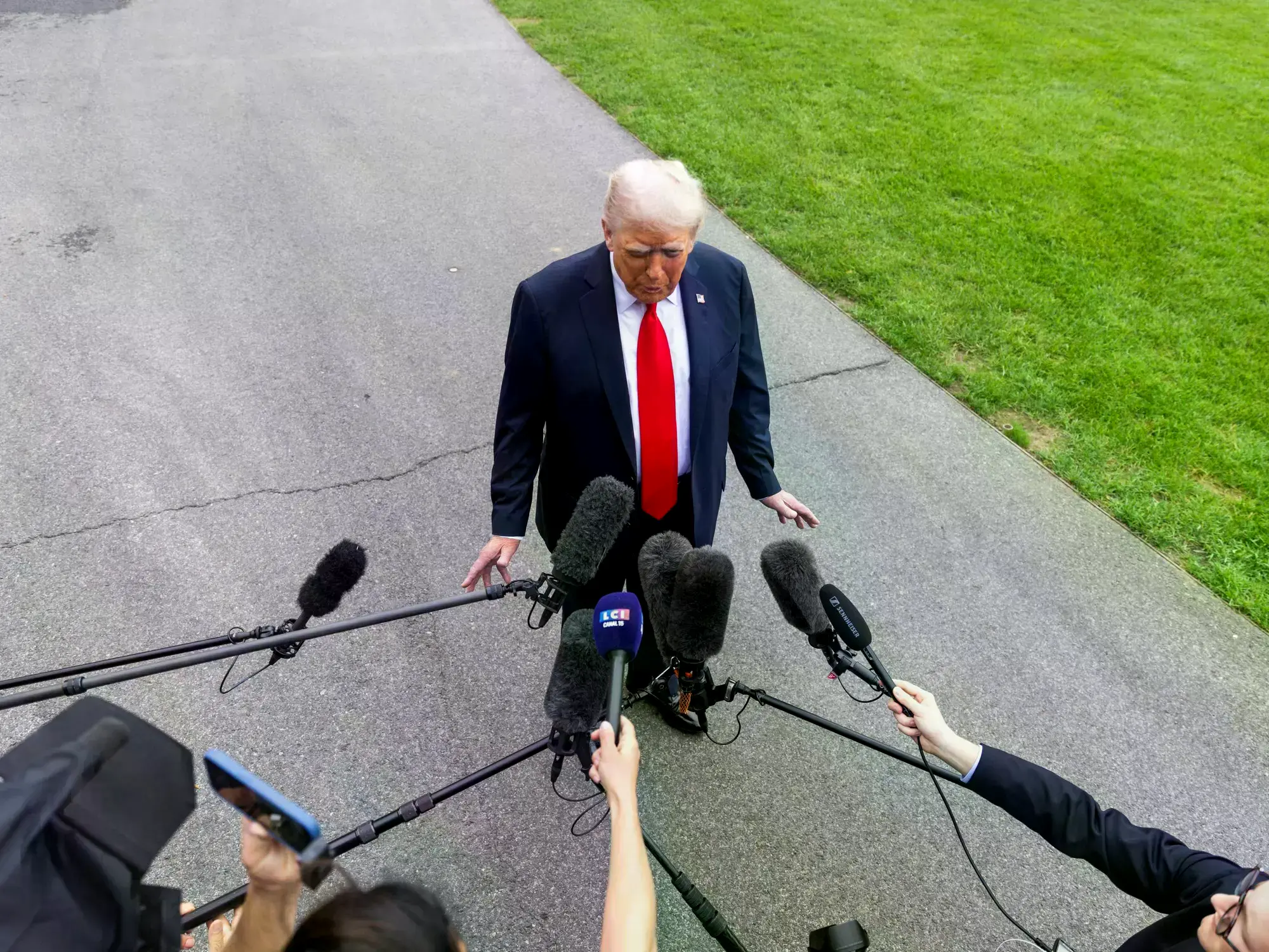 Trump habla con periodistas en el Air Force One.