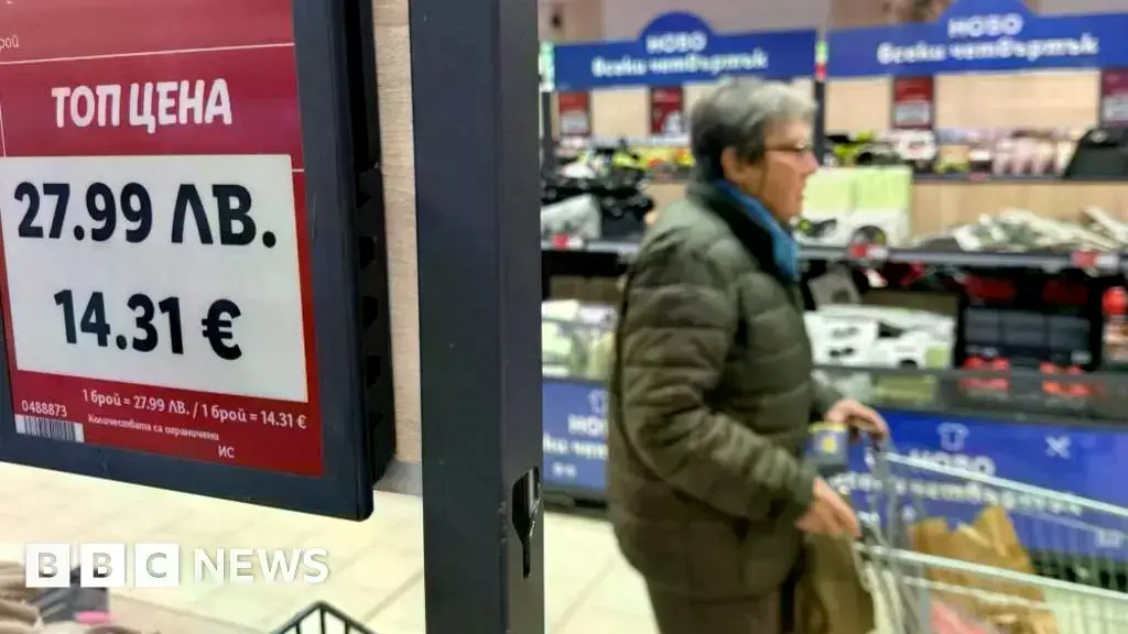 Una tienda en Bulgaria muestra precios en lev y euros desde agosto de 2025.