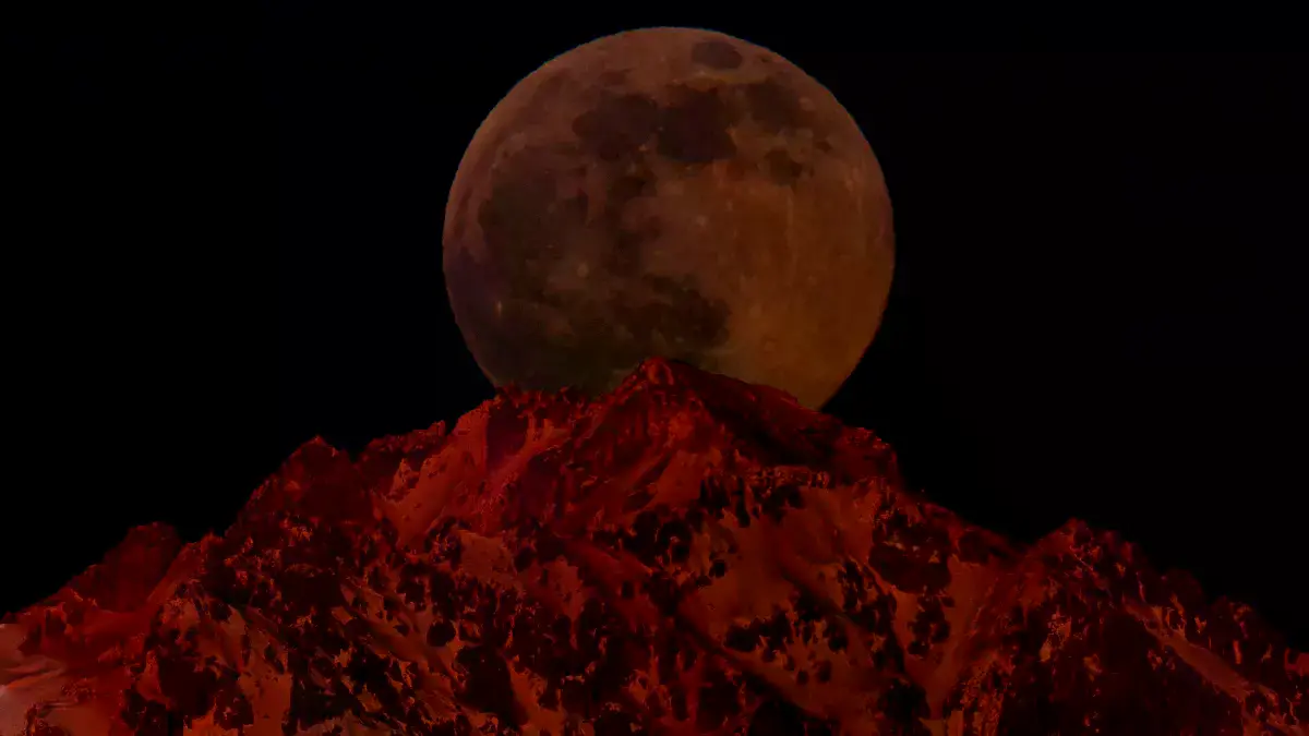 La luna se pone detrás de Monte Prena en el Parque Nacional Gran Sasso d'Italia.