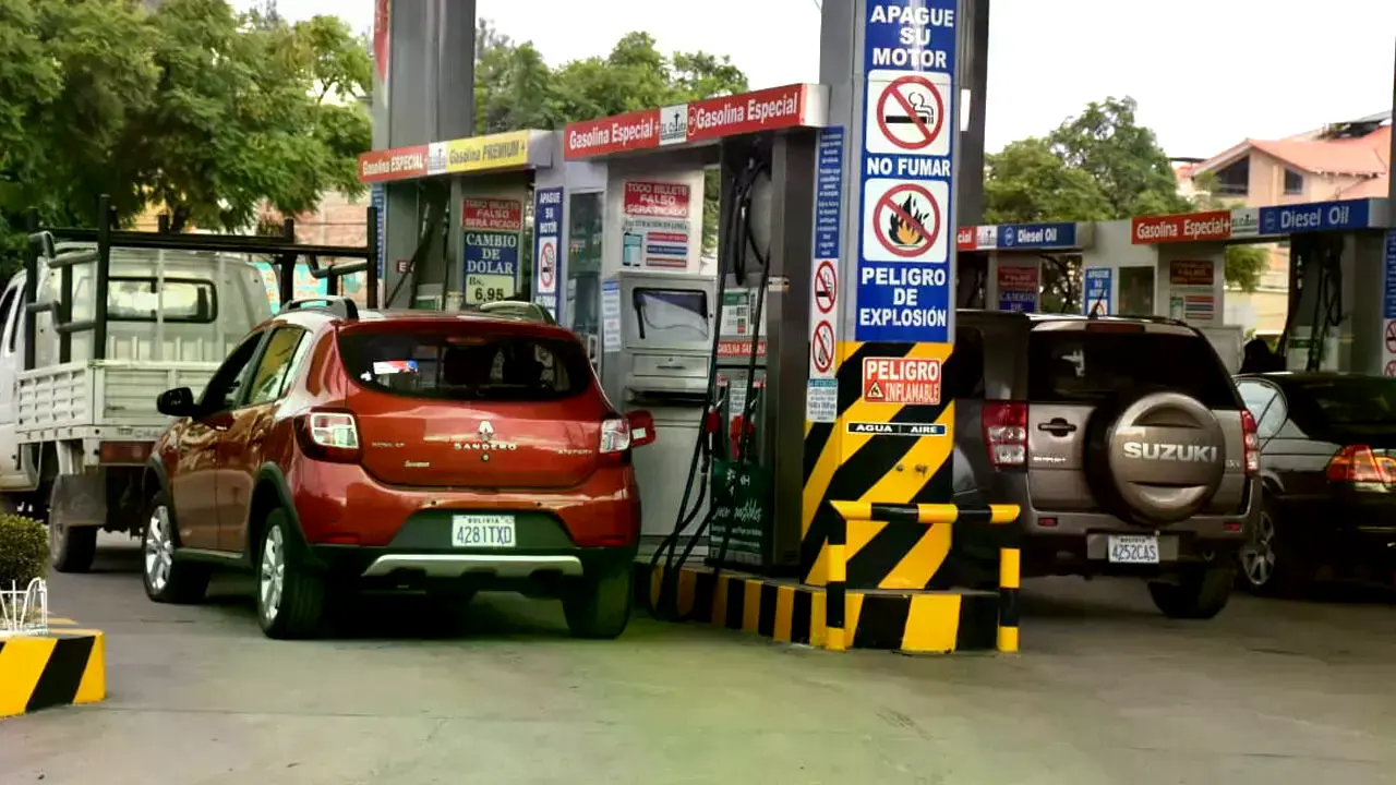 Motorizados, prestos a cargar combustible en una estación de servicio de Cochabamba.