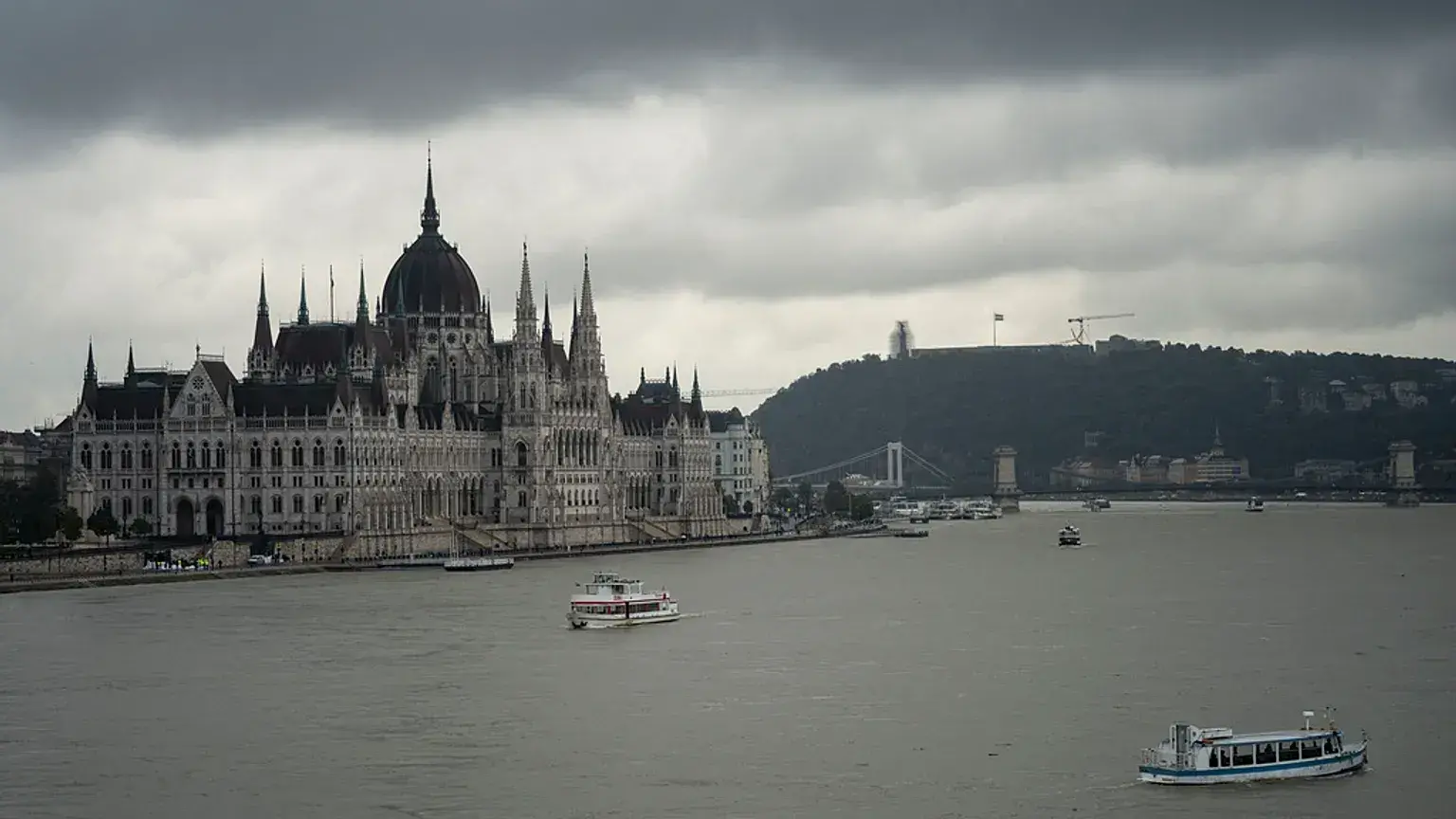 Nubes oscuras sobre el edificio del Parlamento en Budapest, Hungría, durante la crecida del río Danubio.