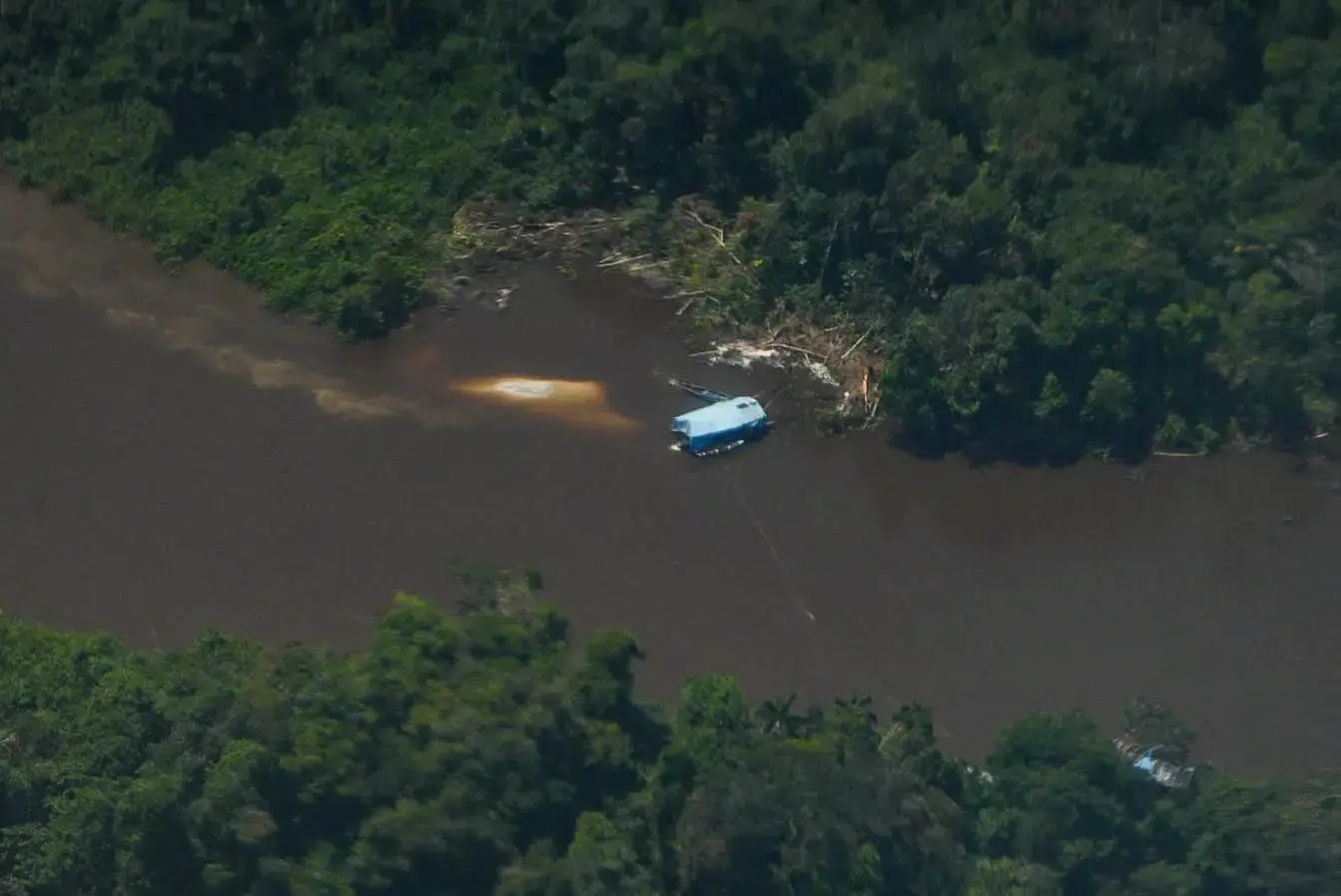 Dragas de minería ilegal operan en el río Nanay, dándole un tono ocre.
