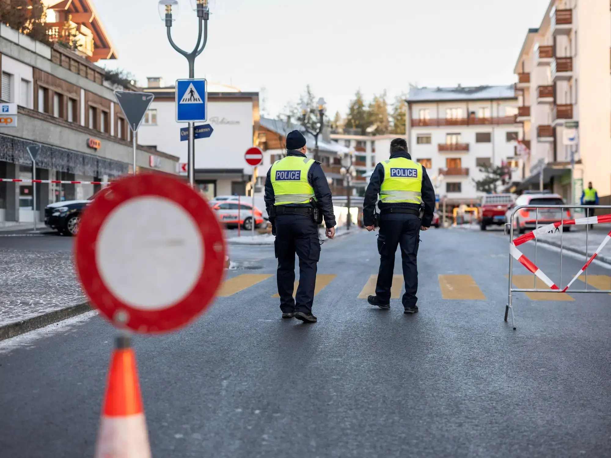 Zona del operativo policial en Crans Montana tras la explosión.