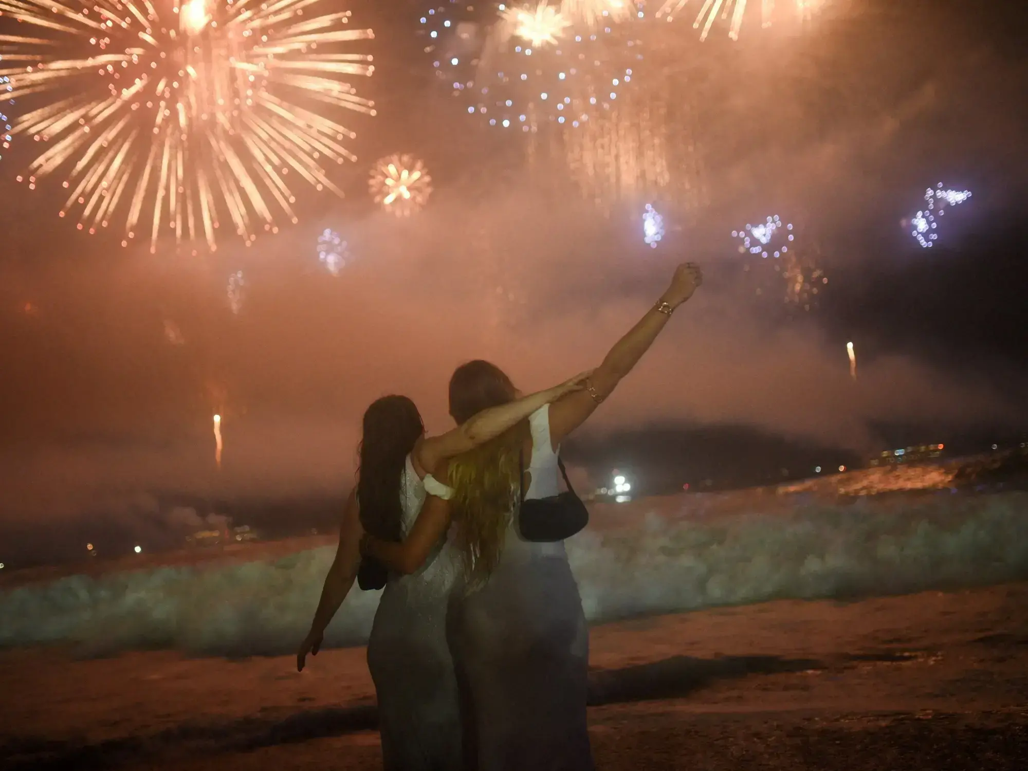 Fuegos artificiales y drones en Año Nuevo, en Copacabana.