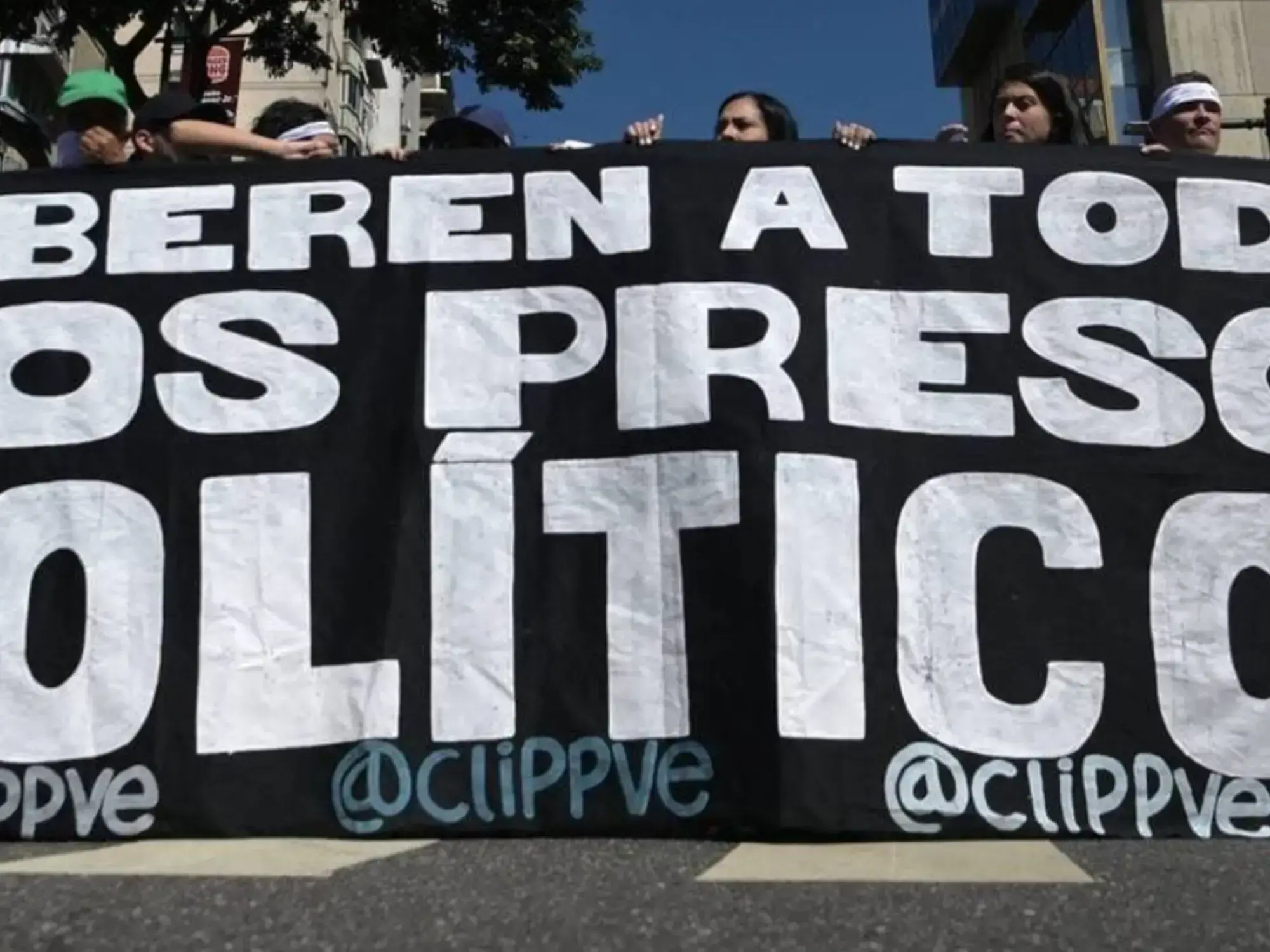 Militares entran a la prisión de Tocorón, donde fueron liberados los presos.