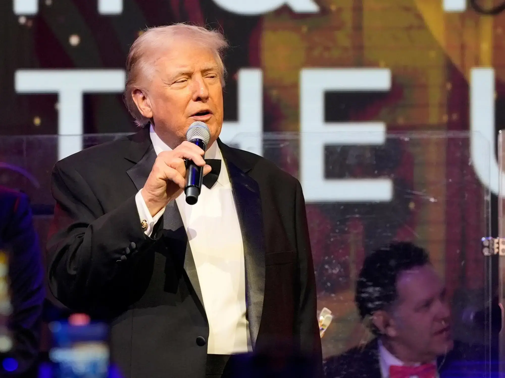 Donald Trump habla durante la fiesta de Año Nuevo en su residencia Mar-a-Lago, Florida.
