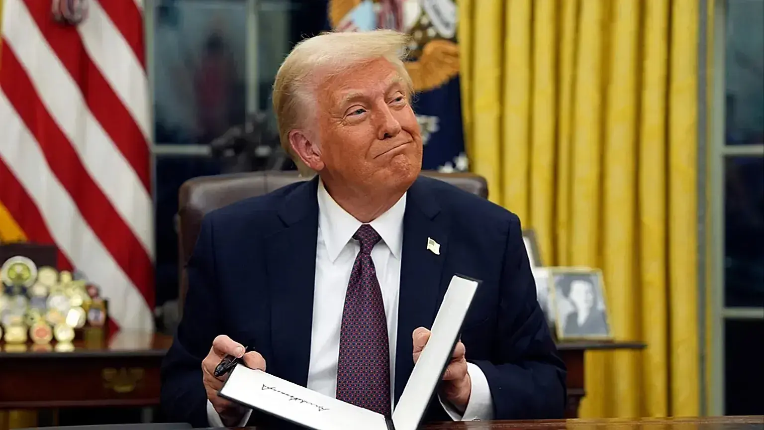 El presidente Donald Trump firma órdenes ejecutivas en el Despacho Oval.