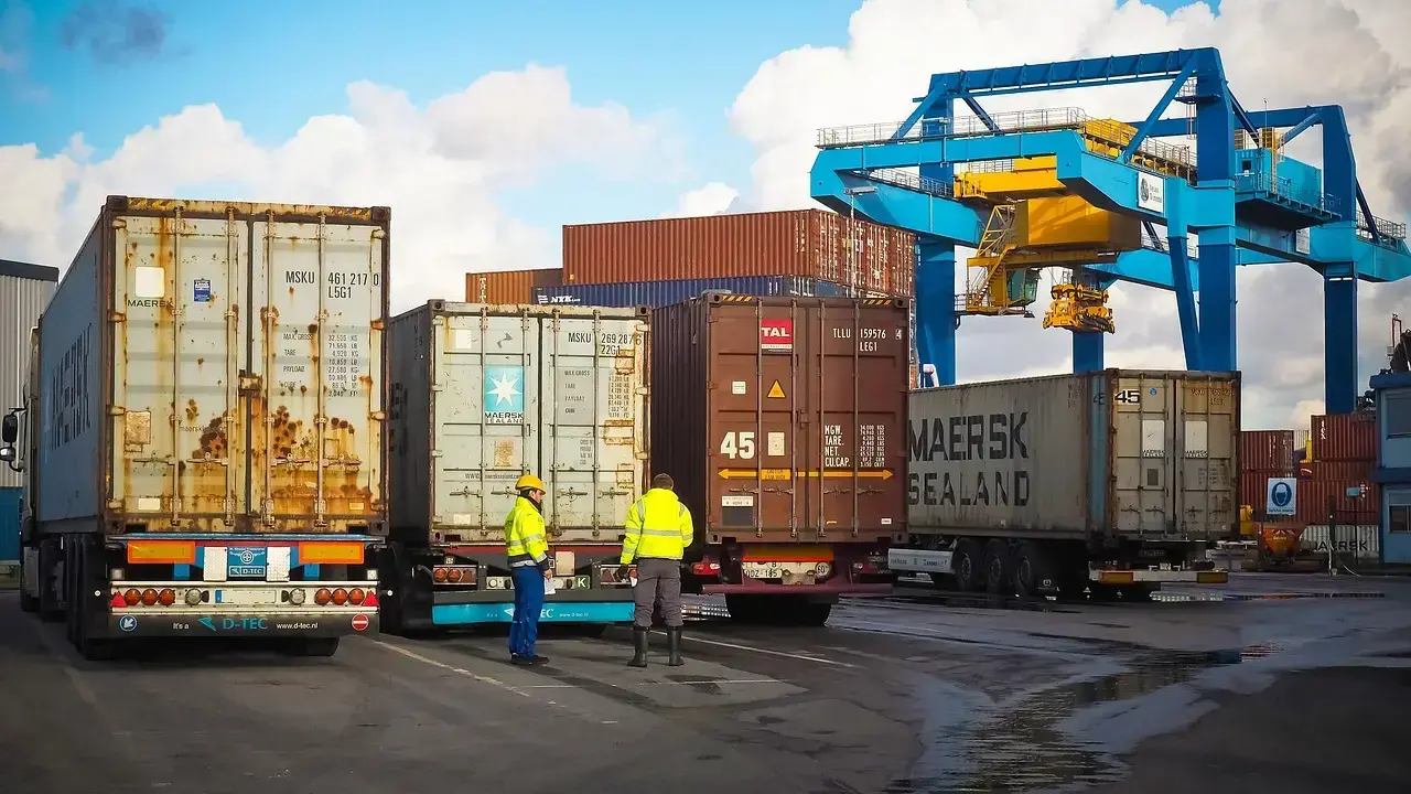 Imagen referencial de contenedores para la exportación e importación de productos.