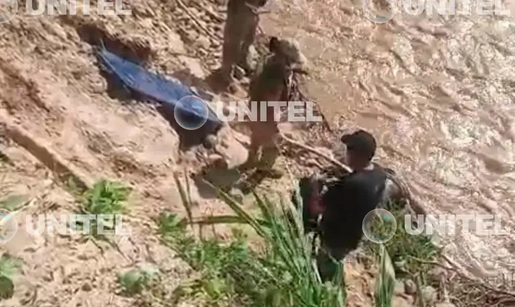 Grupos de rescate realizaron la extracción del cuerpo sin vida.