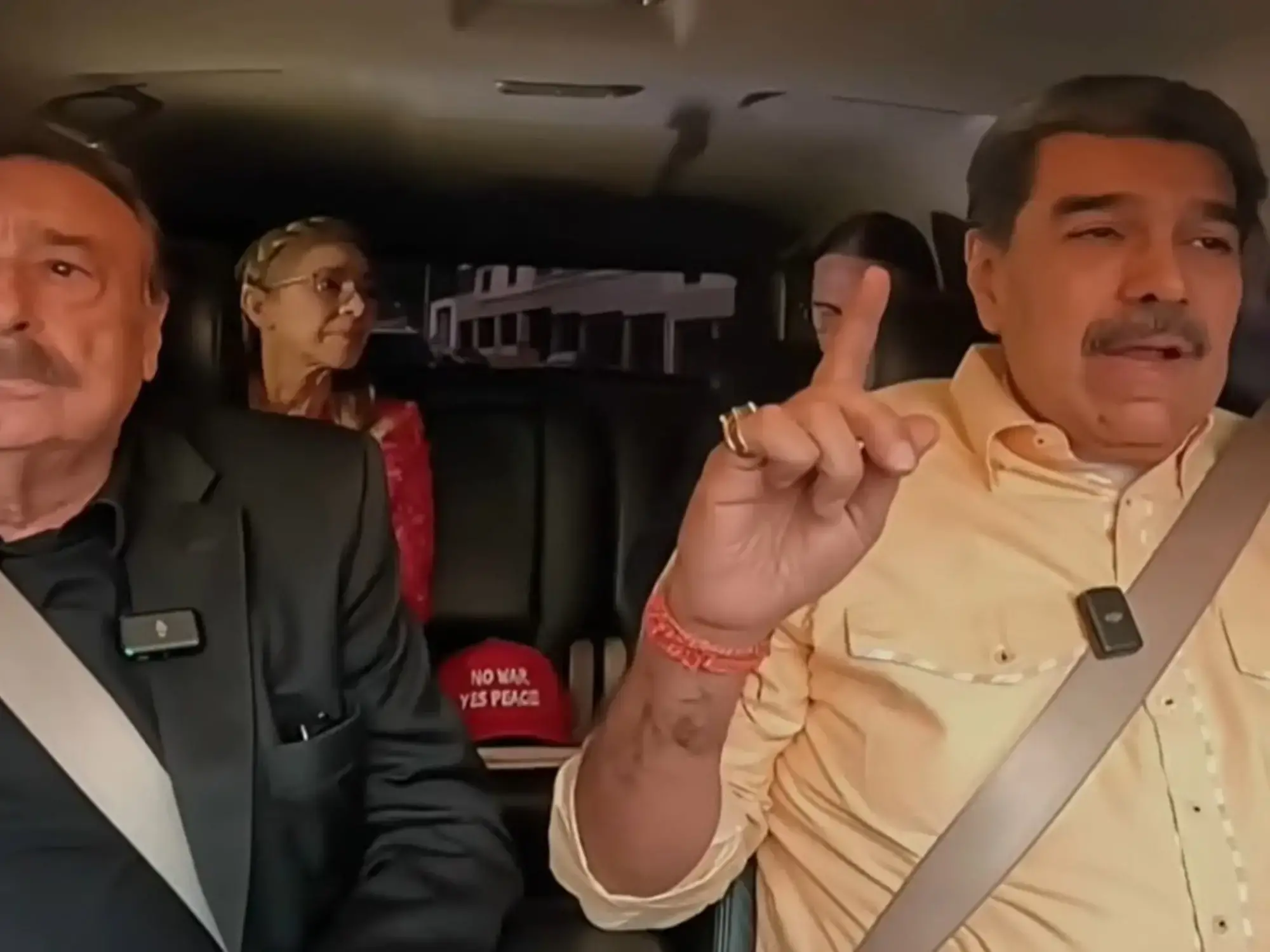 Nicolás Maduro da una entrevista al volante de un auto en Caracas.