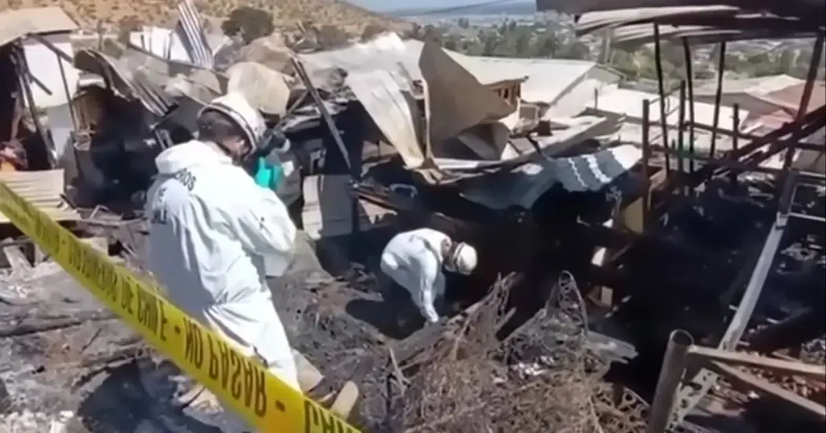 La policía chilena investiga entre los escombros de las casas incendiadas.