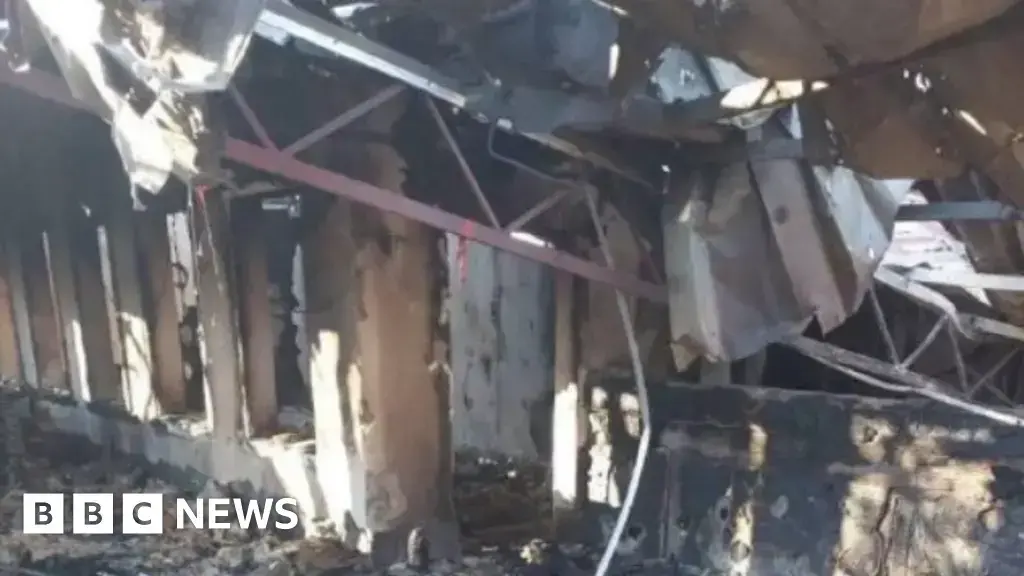 Un edificio gravemente dañado tras el ataque reportado en la región de Jersón.