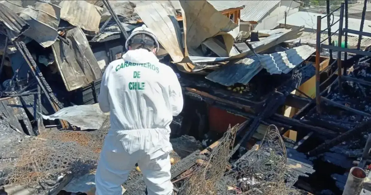 Bomberos y carabineros investigan las causas del incendio.