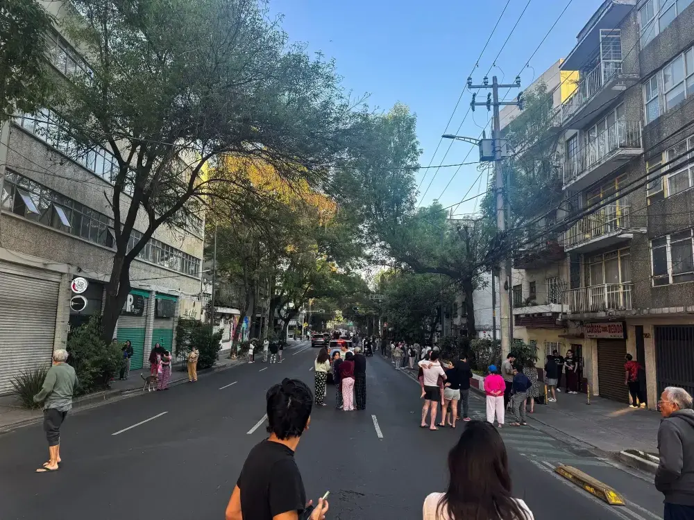 Vecinos salen a la calle en Ciudad de México tras un terremoto.