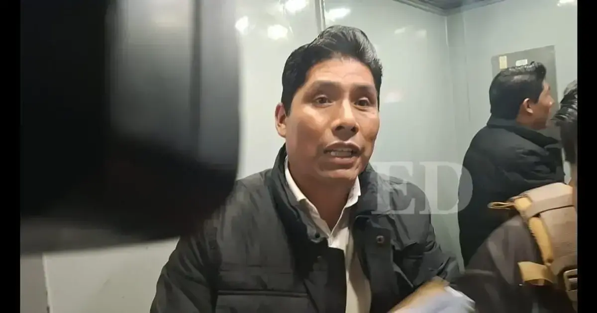 El ex gerente de la estatal, siendo trasladado a ambientes de la Fiscalía paceña, tras su detención.