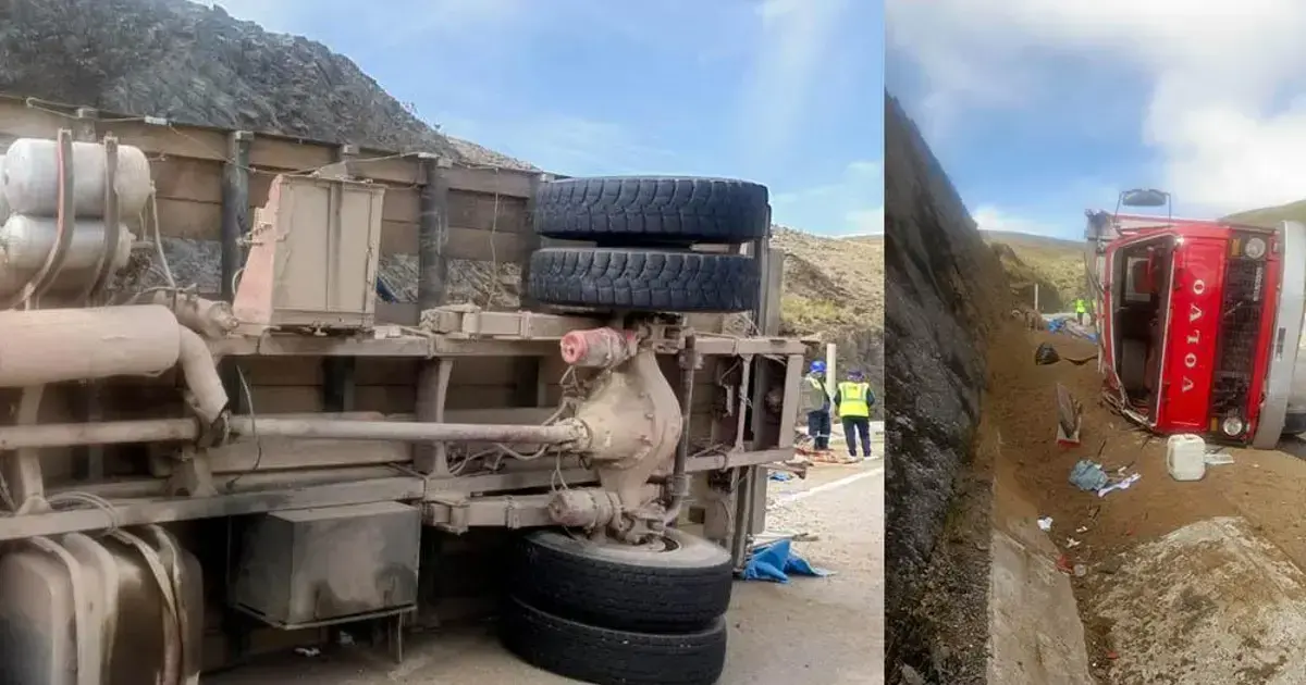 Un camión volcado a un lado de la vía en la ruta Oruro-Cochabamba.