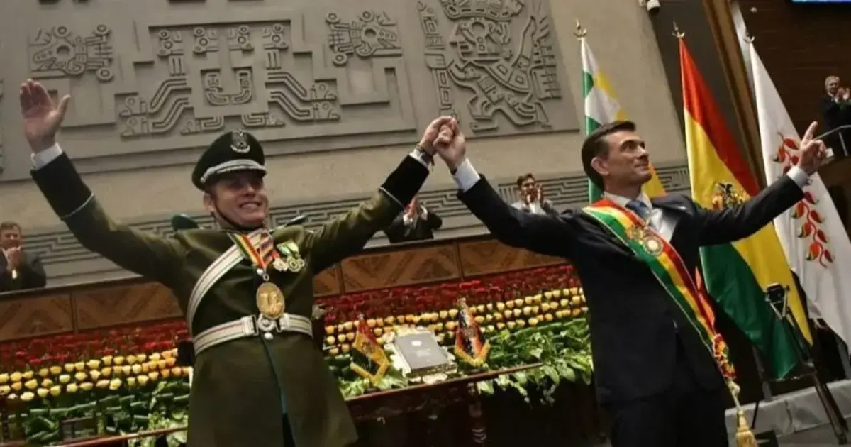 El presidente Rodrigo Paz y Edmand Lara en su posesión