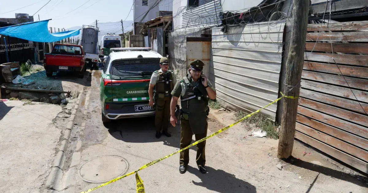 Carabineros investiga las causas del incendio.