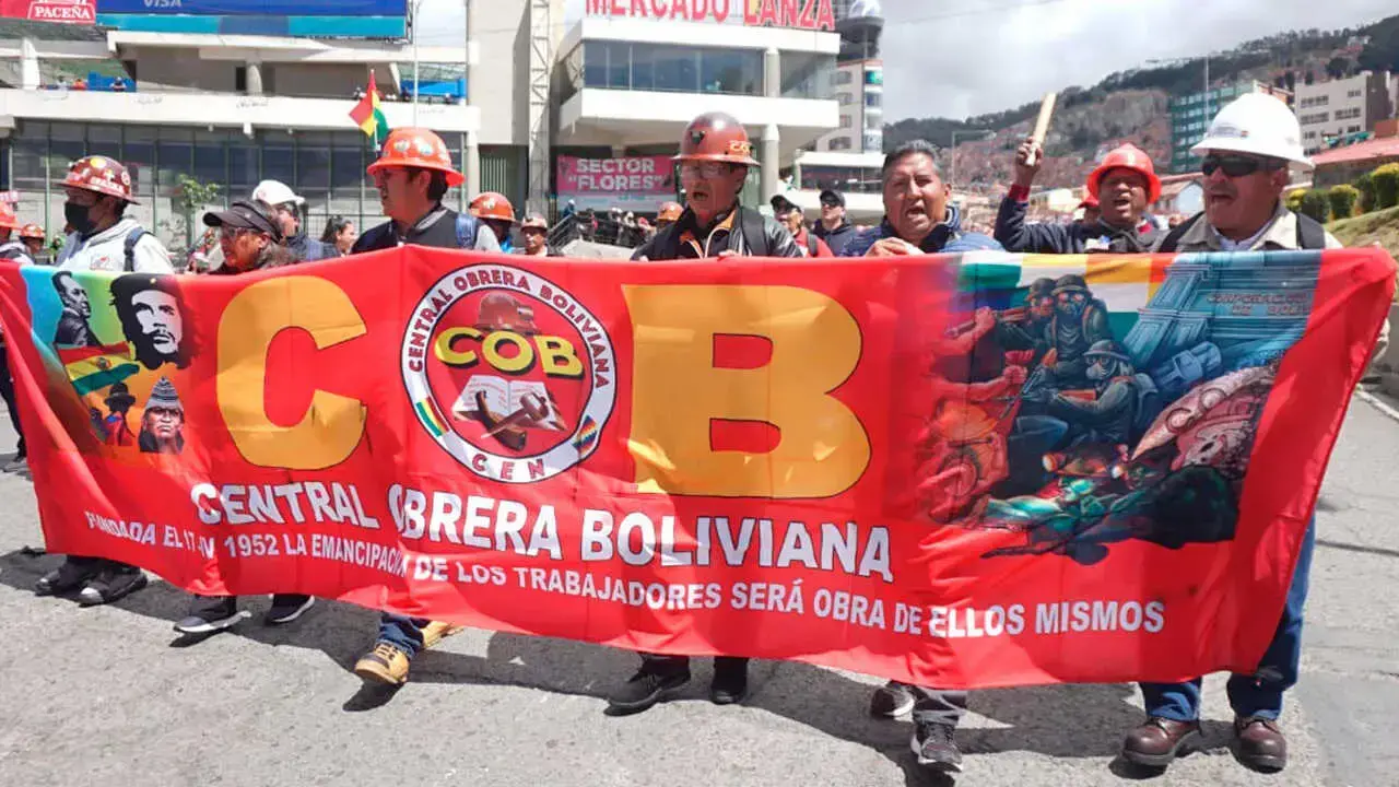 Marcha de la COB, en La Paz, durante este sábado.