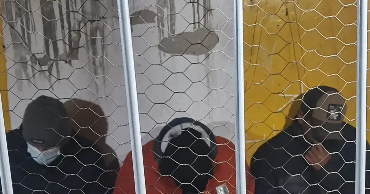 Los tres policías quedaron aprehendidos.