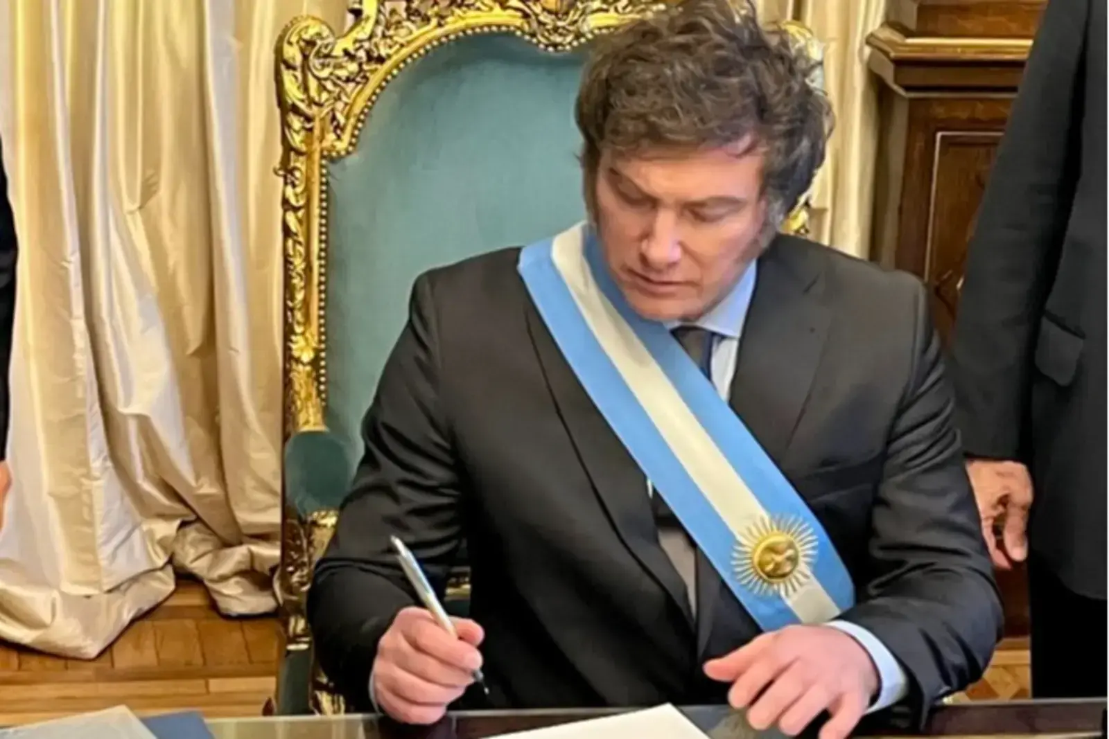 Ilustración sobre la ley de inocencia fiscal del presidente Milei.