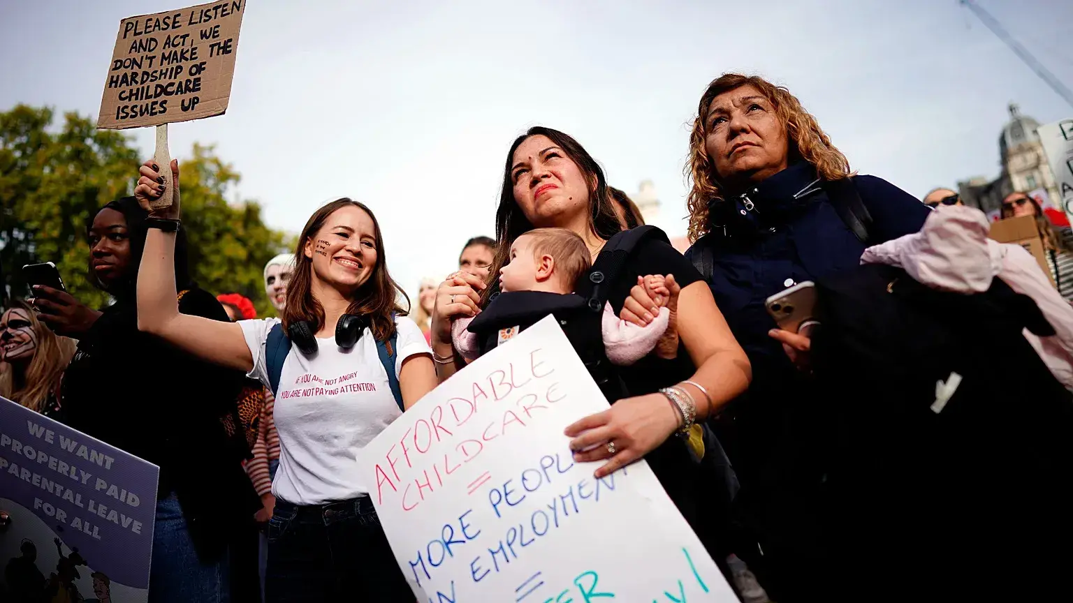 Manifestantes participan en la protesta nacional Marcha de las Momias en el centro de Londres.