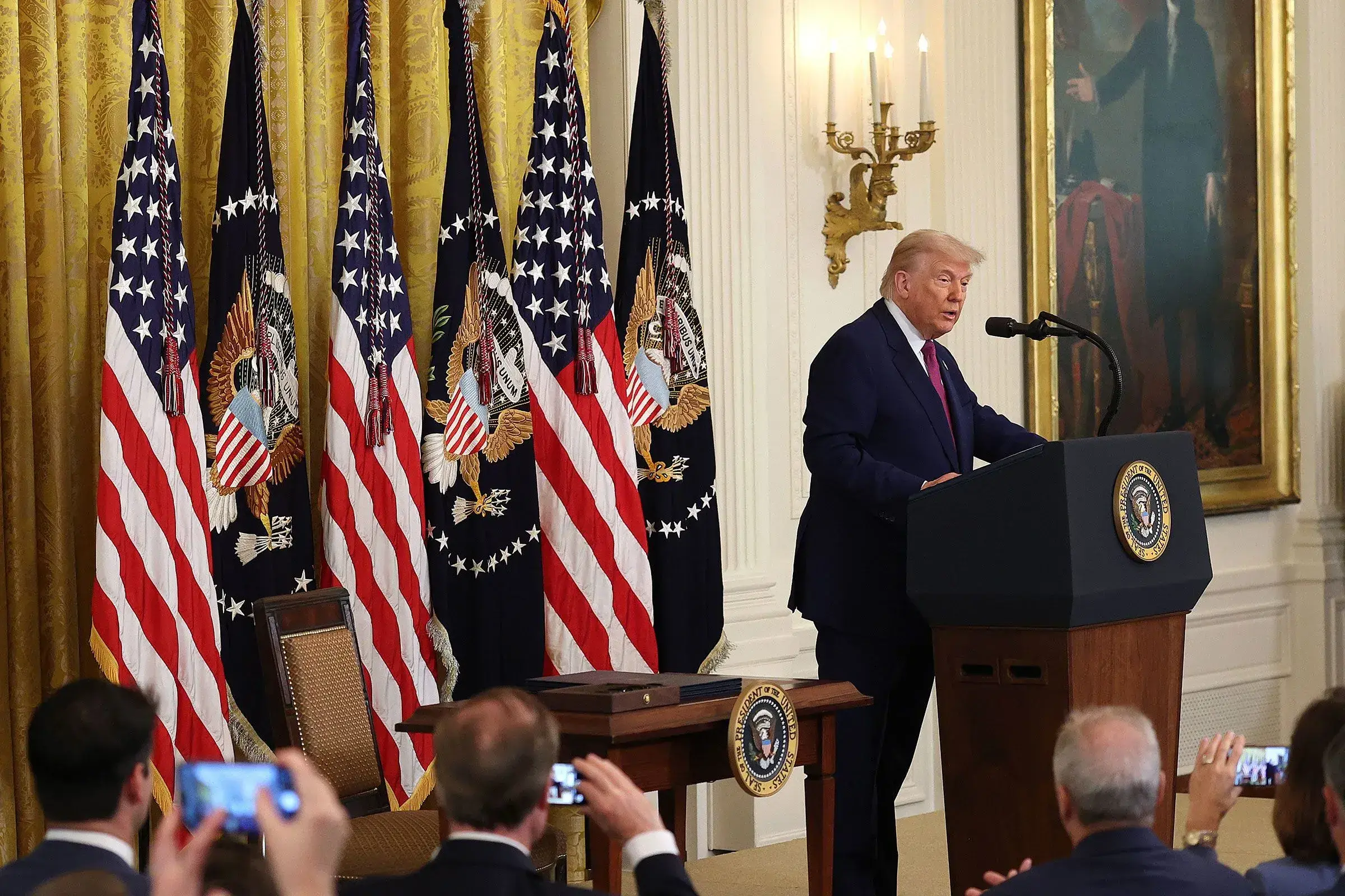 Donald Trump amenaza con acción militar si Irán reprime protestas.
