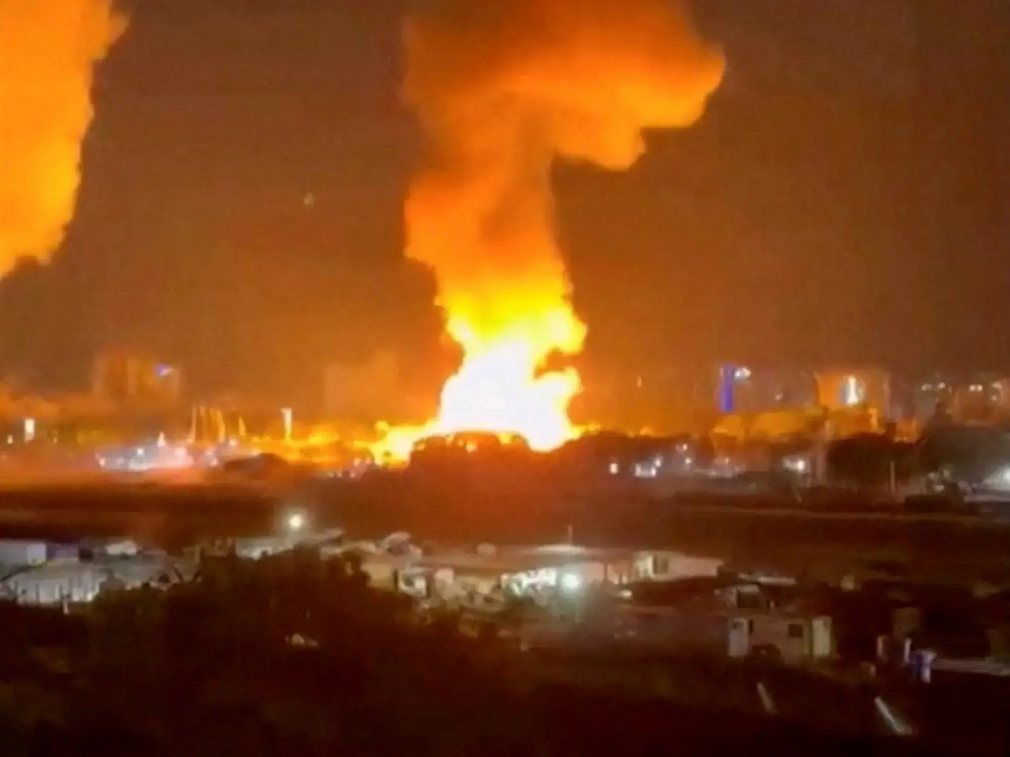 Militares custodian las inmediaciones del Palacio Presidencial de Miraflores en Caracas.