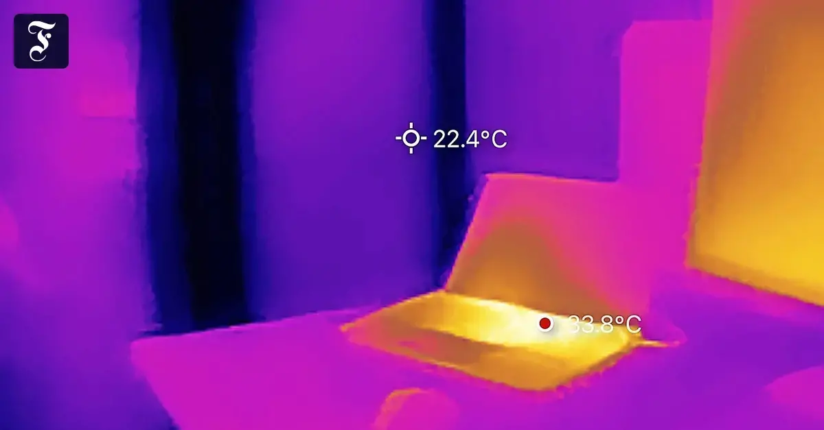 Klar erkennbar: Das Notebook auf dem Arbeitstisch