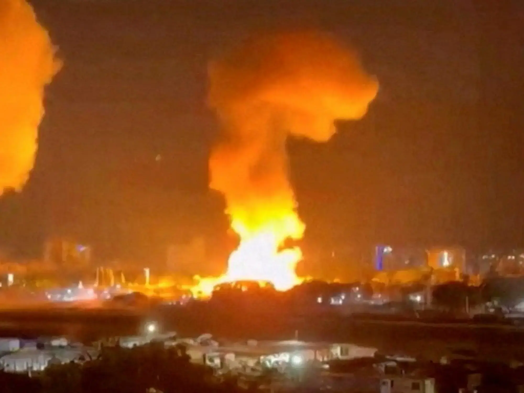 Una columna de humo y fuego se alza en Caracas durante los bombardeos norteamericanos.