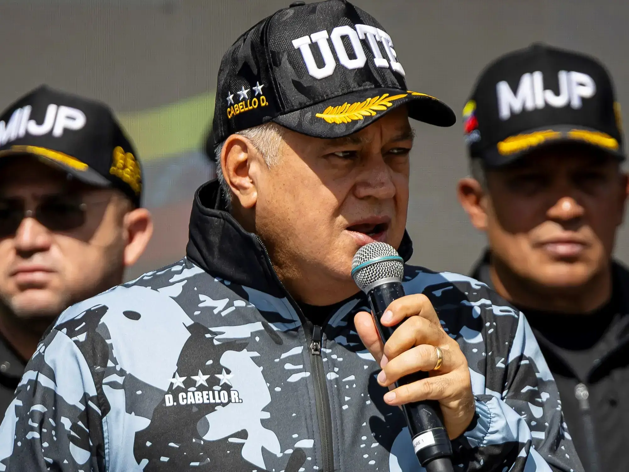 El ministro Diosdado Cabello habla ante medios tras la incursión.
