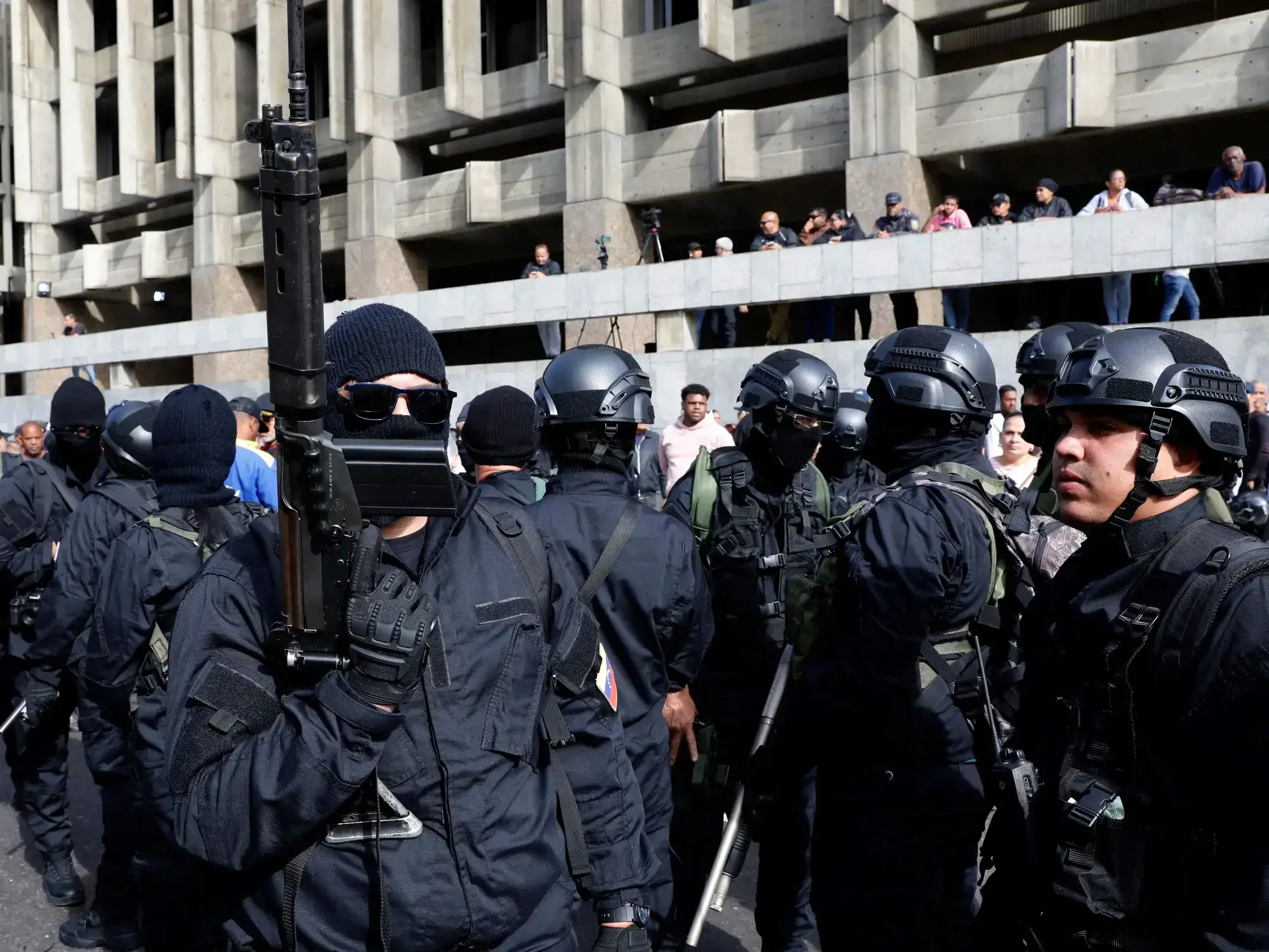 Civiles armados progubernamentales se despliegan en Caracas, Venezuela.