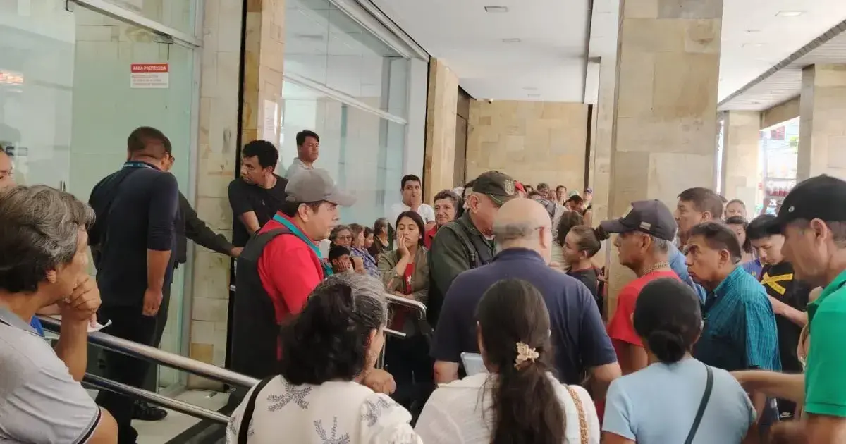 Filas por el bono en una entidad financiera