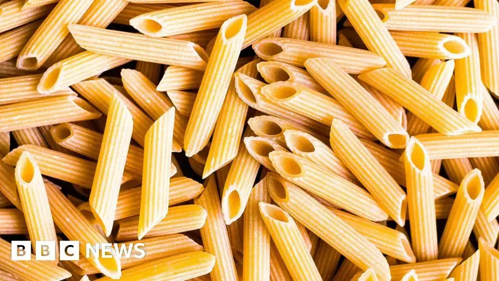 Paquetes de pasta italiana en un supermercado.