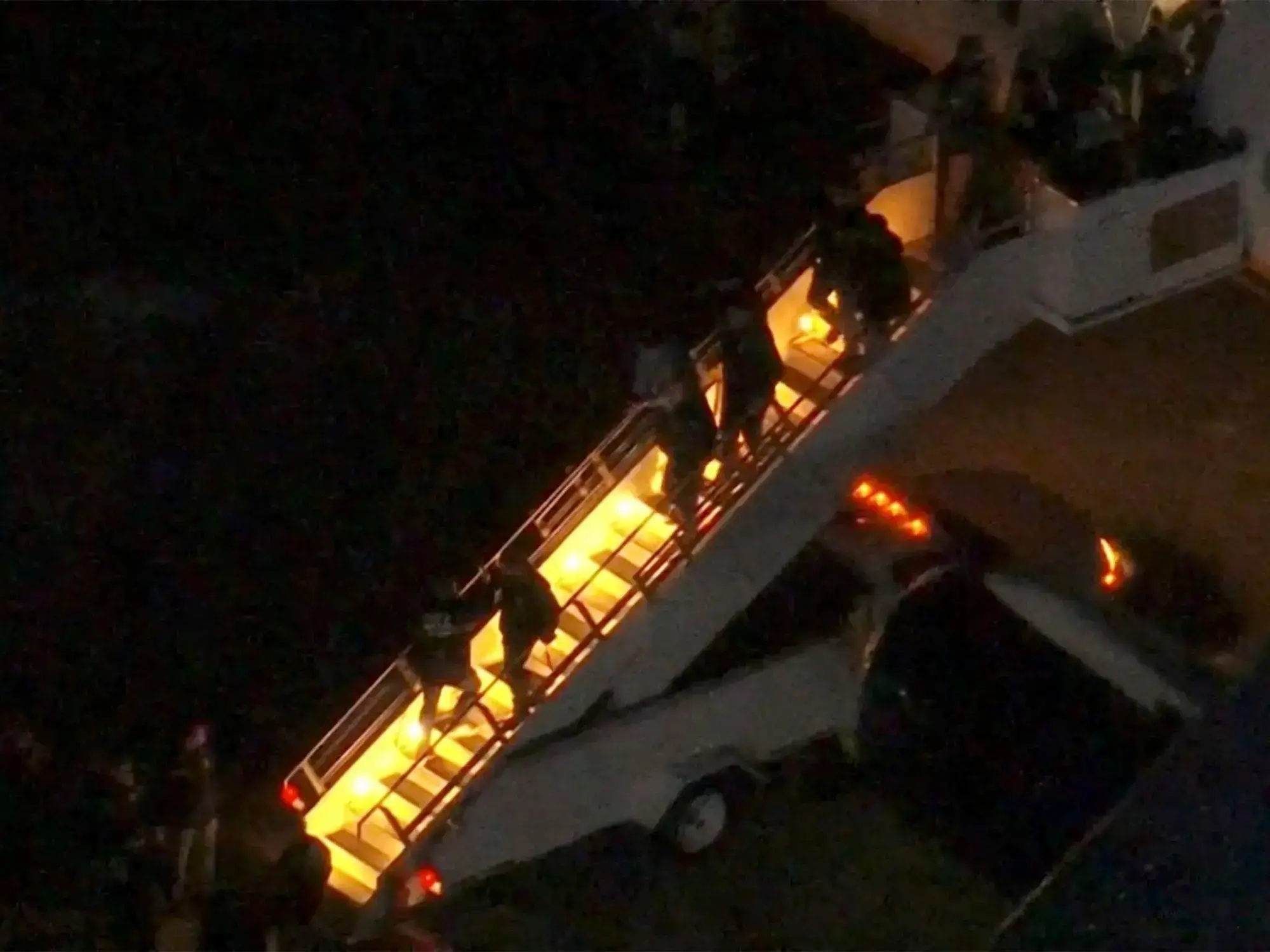 Nicolás Maduro desciende esposado del avión en Nueva York.