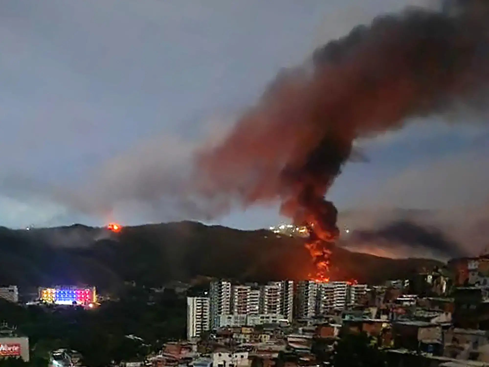 El Fuerte Tiuna, el mayor complejo militar de Caracas, en llamas tras el ataque.