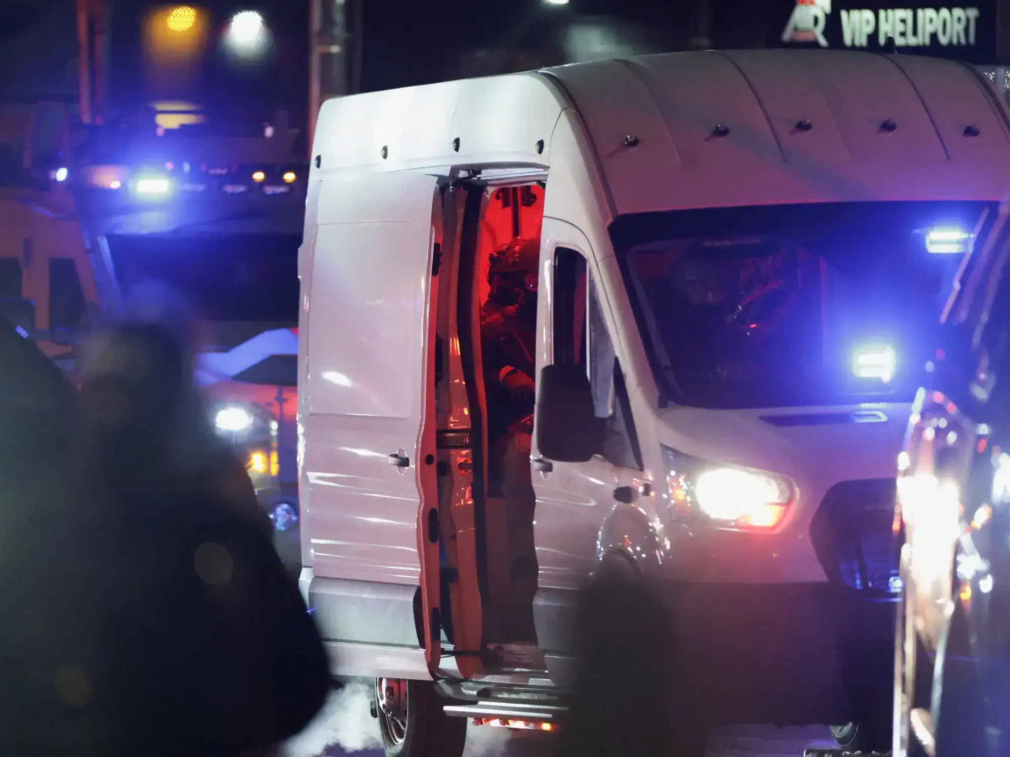 Una camioneta transporta al presidente Maduro y a su mujer tras ser capturados en Caracas.