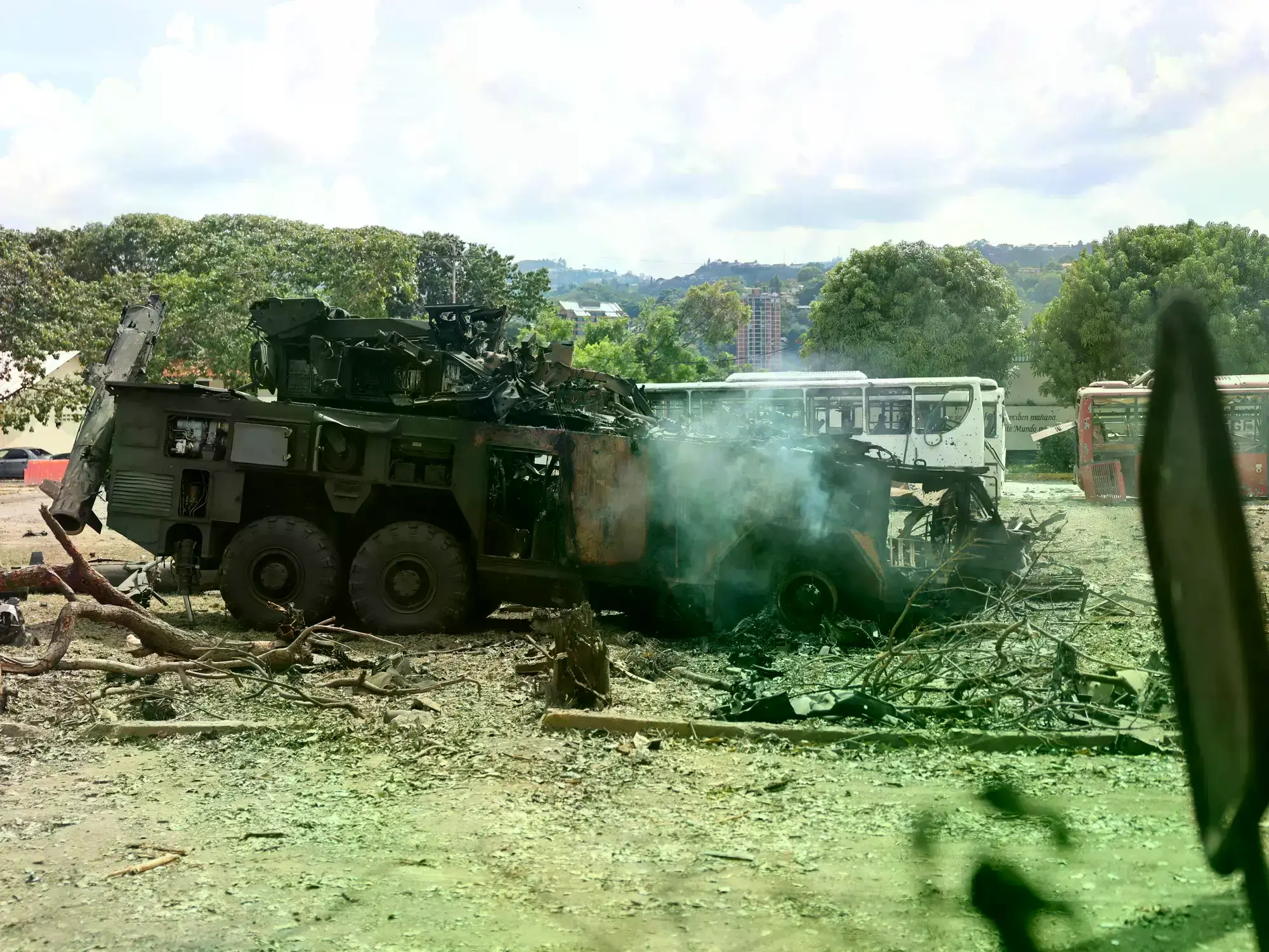 Vehículo militar incinerado en la Base Aérea La Carlota, Caracas.