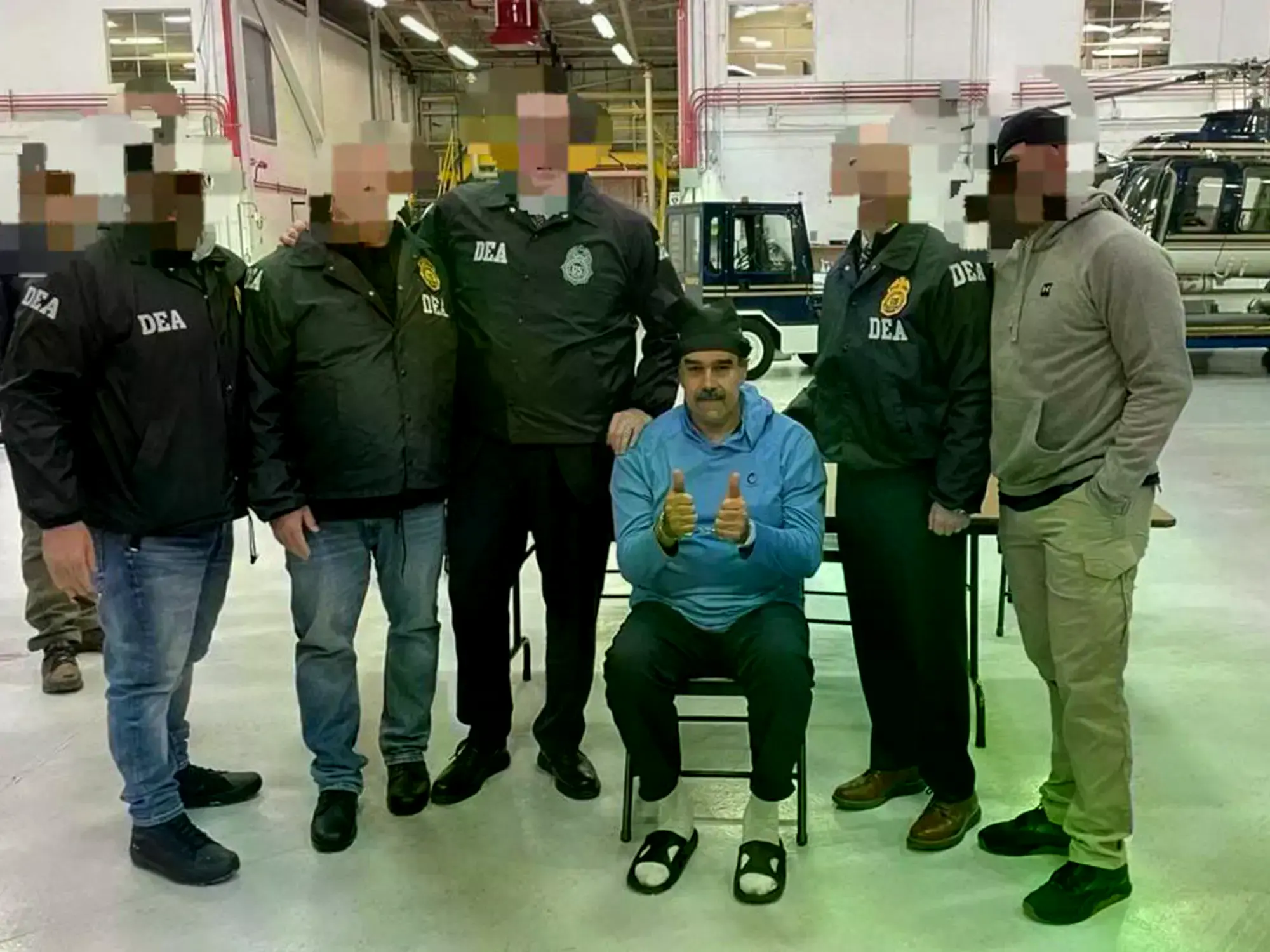 Nicolás Maduro camina por un pasillo de las oficinas de la DEA en Nueva York.
