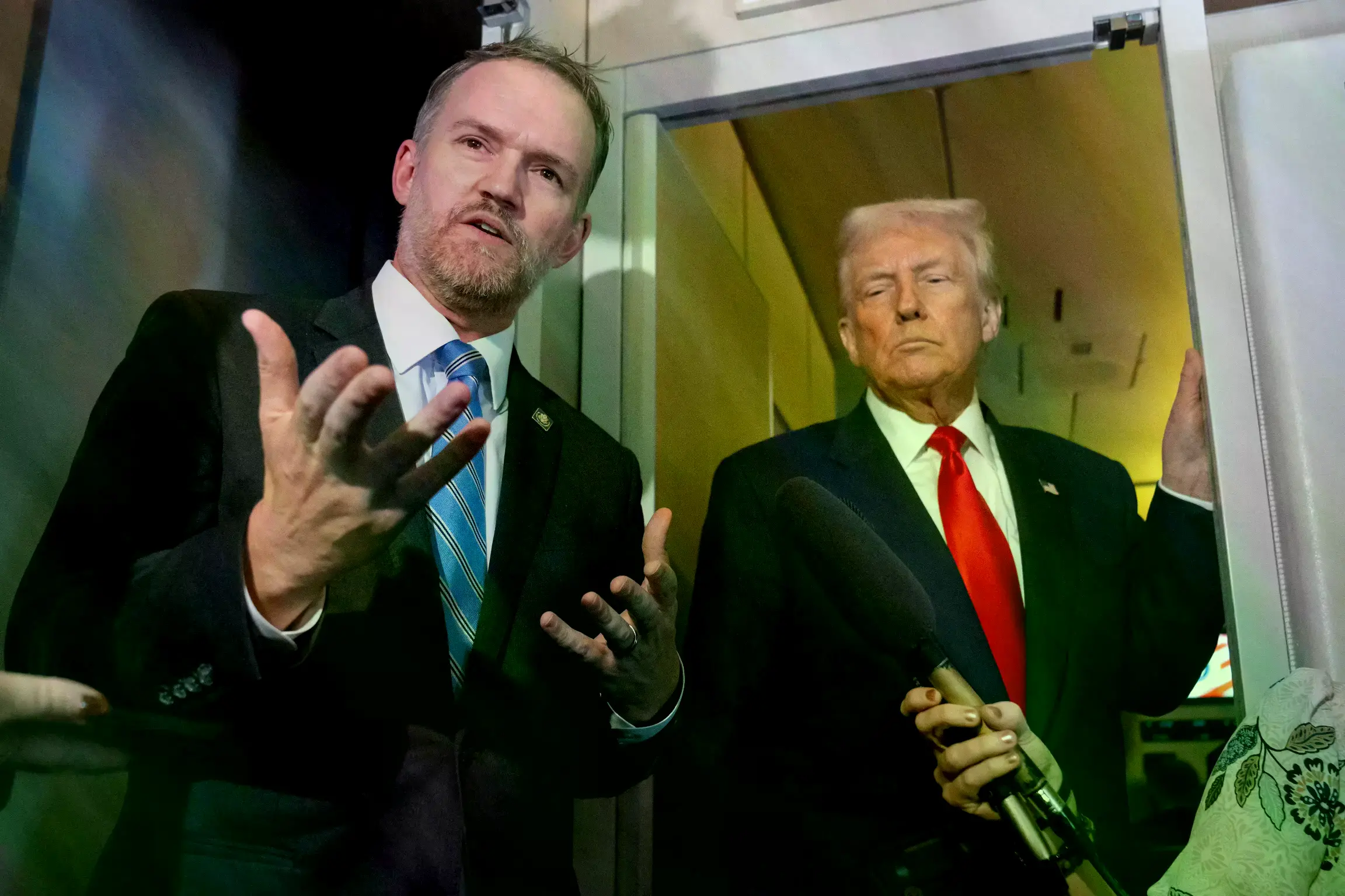 El Representante Comercial de EE.UU., Jamieson Greer, habla con periodistas a bordo del Air Force One junto al presidente Don