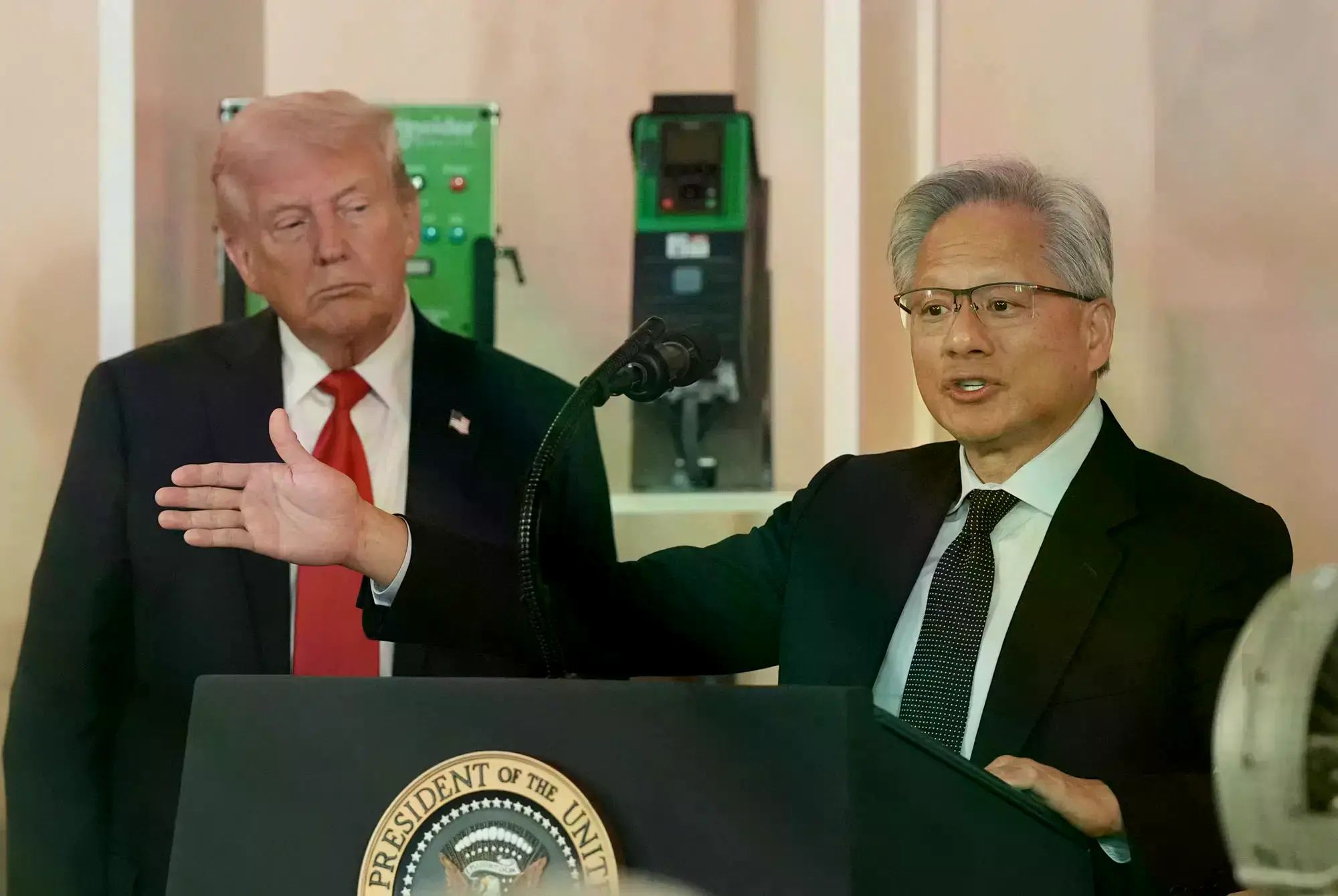 Nvidia CEO Jensen Huang y el presidente Donald Trump.