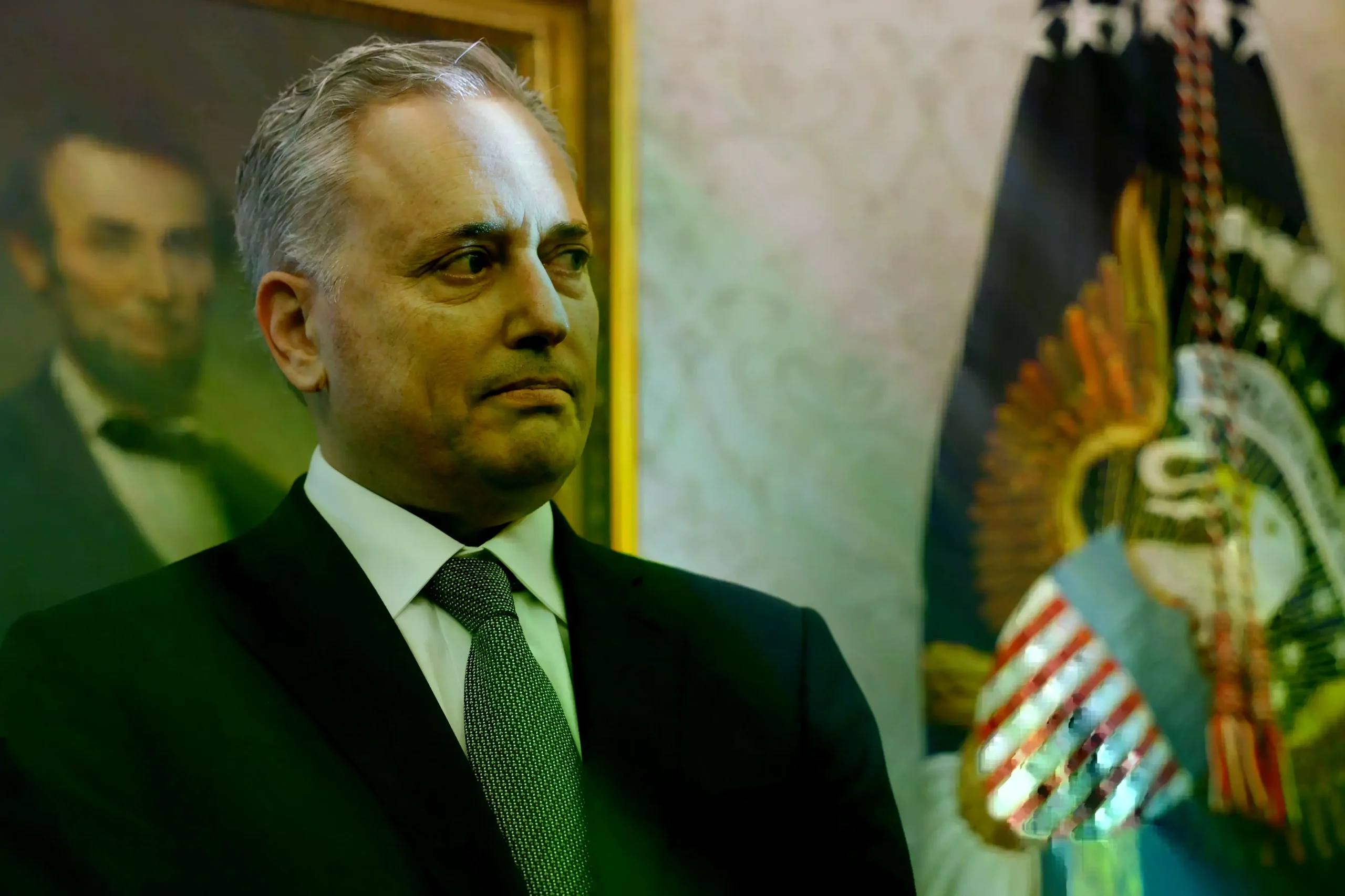 David Sacks observa a Donald Trump firmar órdenes ejecutivas en el Despacho Oval.