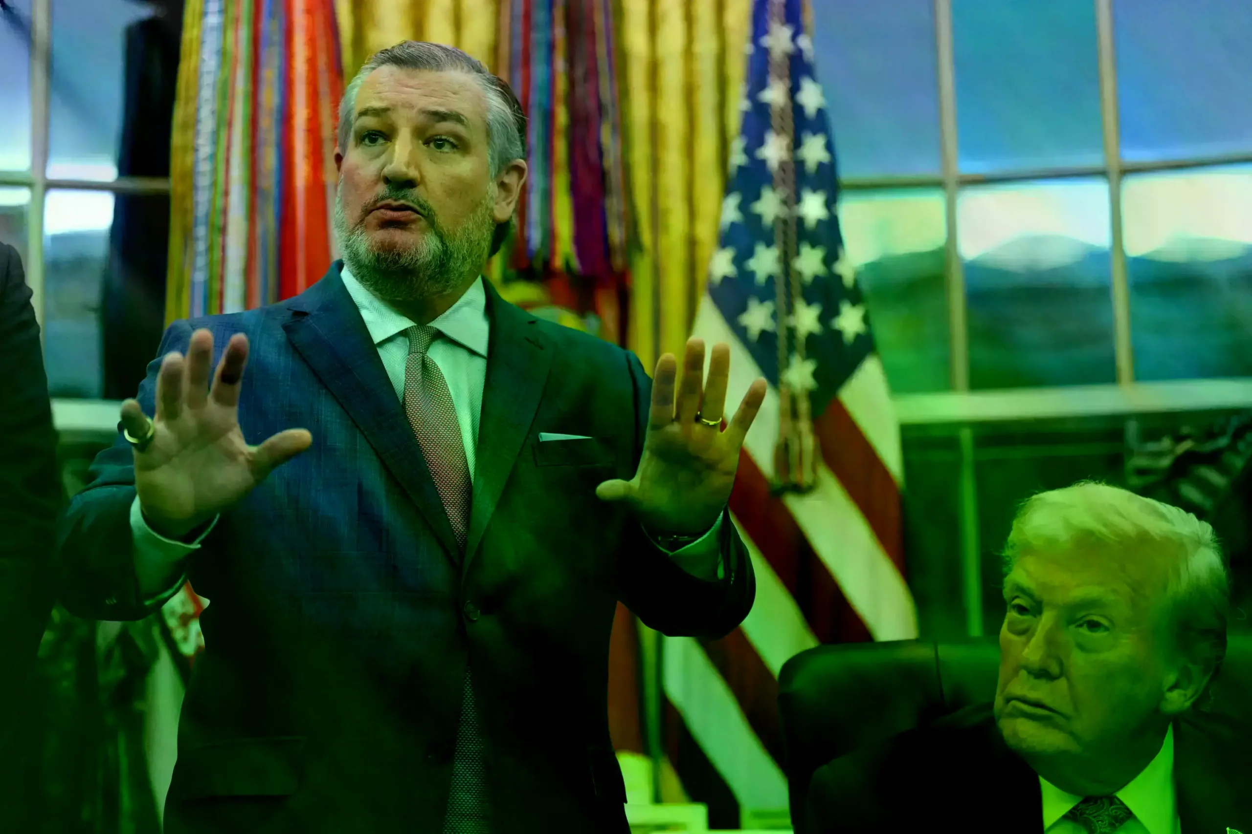 Ted Cruz habla en la Oficina Oval con el presidente Donald Trump en diciembre de 2025.