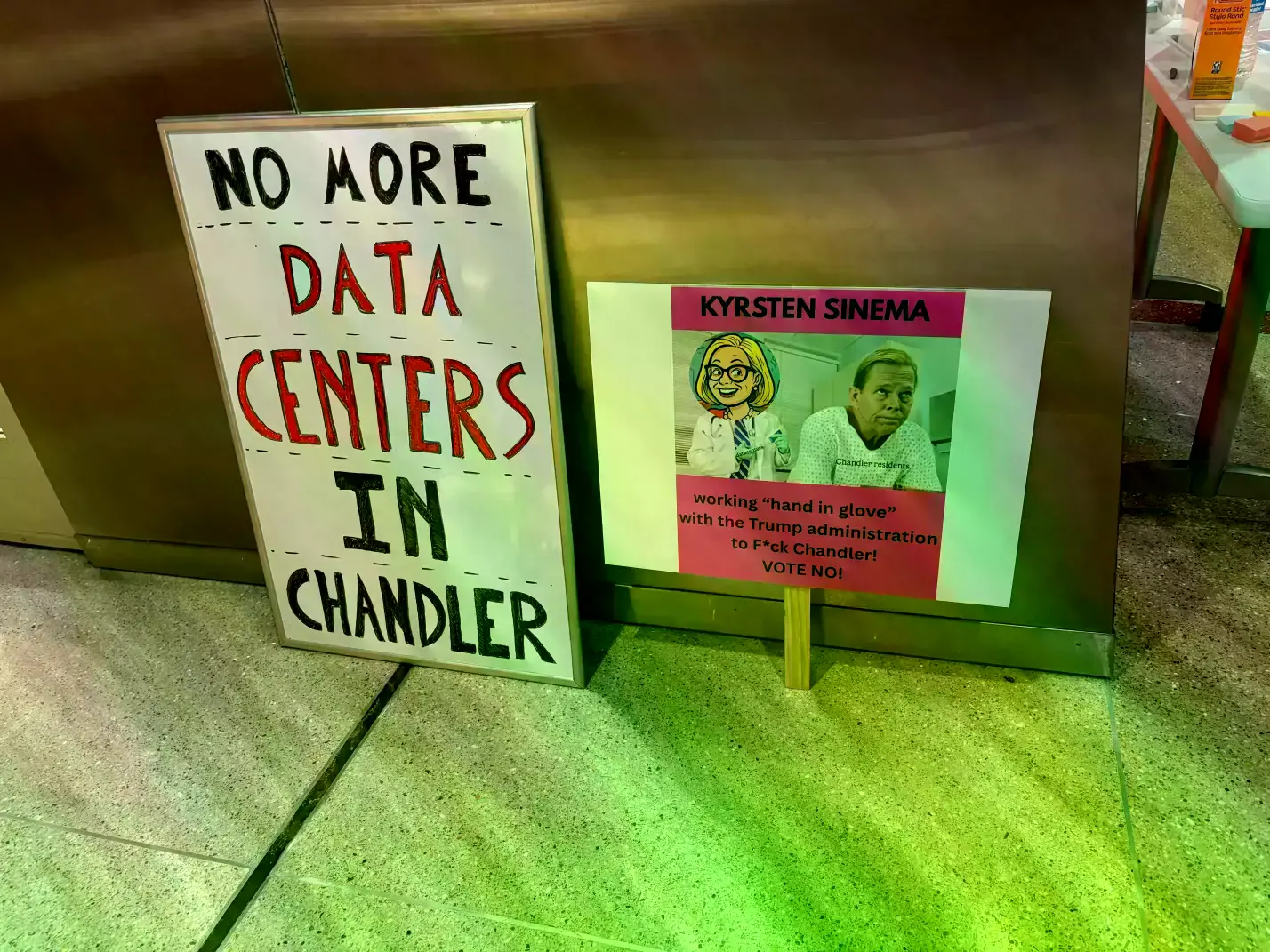 Carteles en una reunión del concejo municipal de Chandler, Arizona, el 11 de diciembre de 2025.