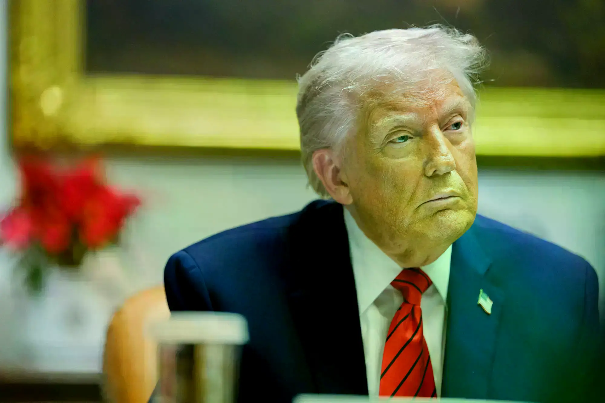 El presidente Donald Trump habla en una mesa redonda en la Sala Roosevelt de la Casa Blanca.