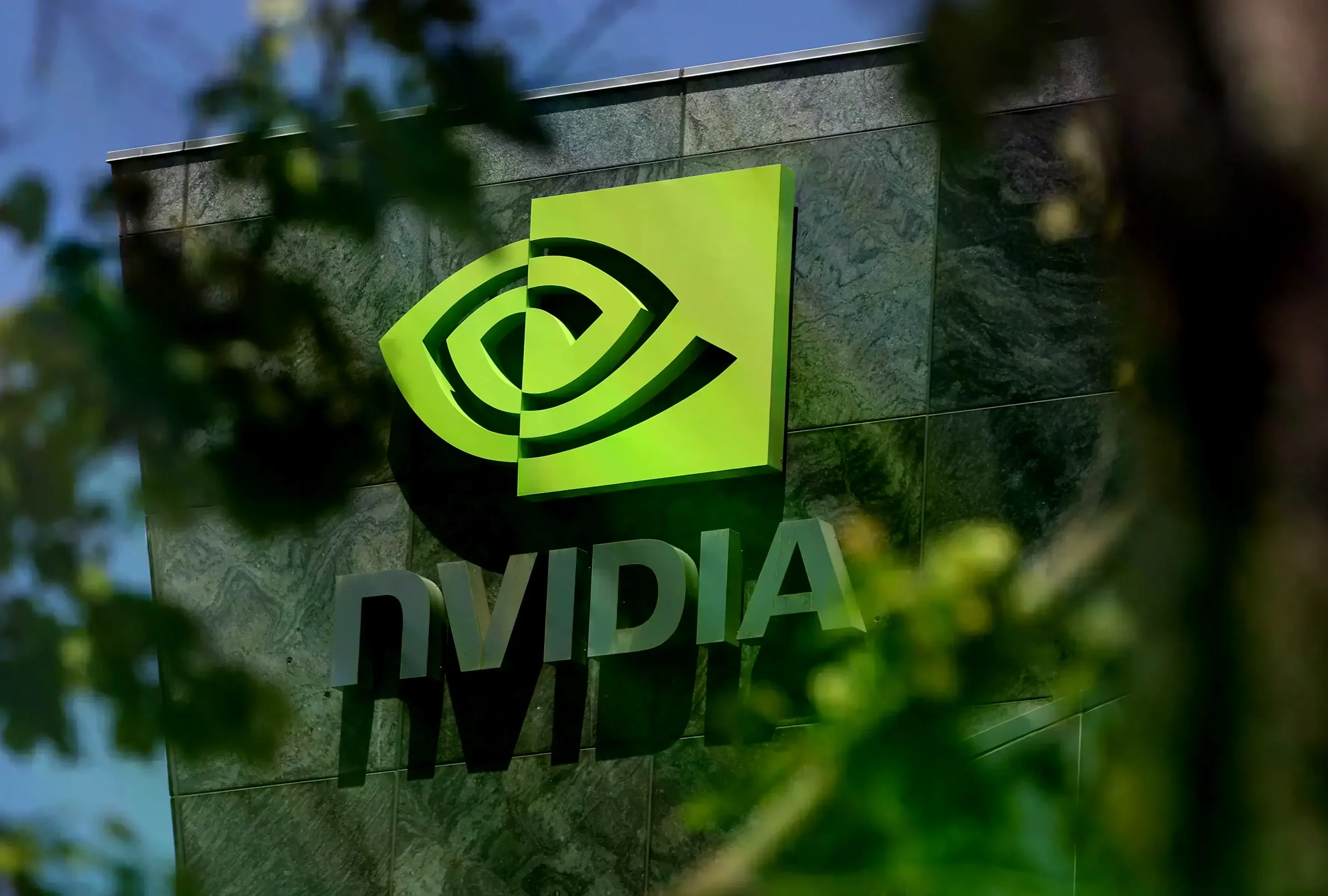 Un cartel frente a la sede de Nvidia en Santa Clara, California.