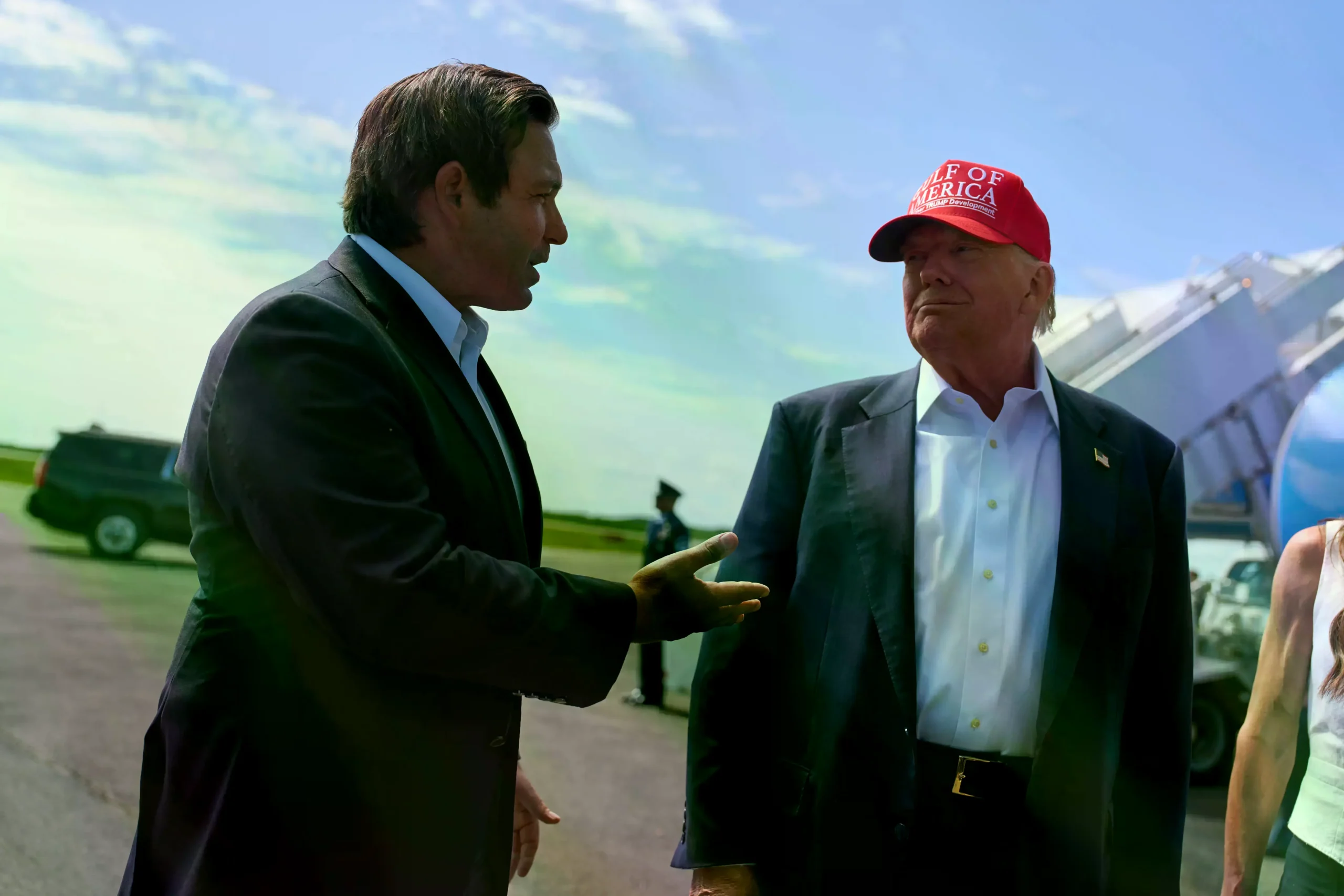 El gobernador de Florida, Ron DeSantis, habla en un evento.