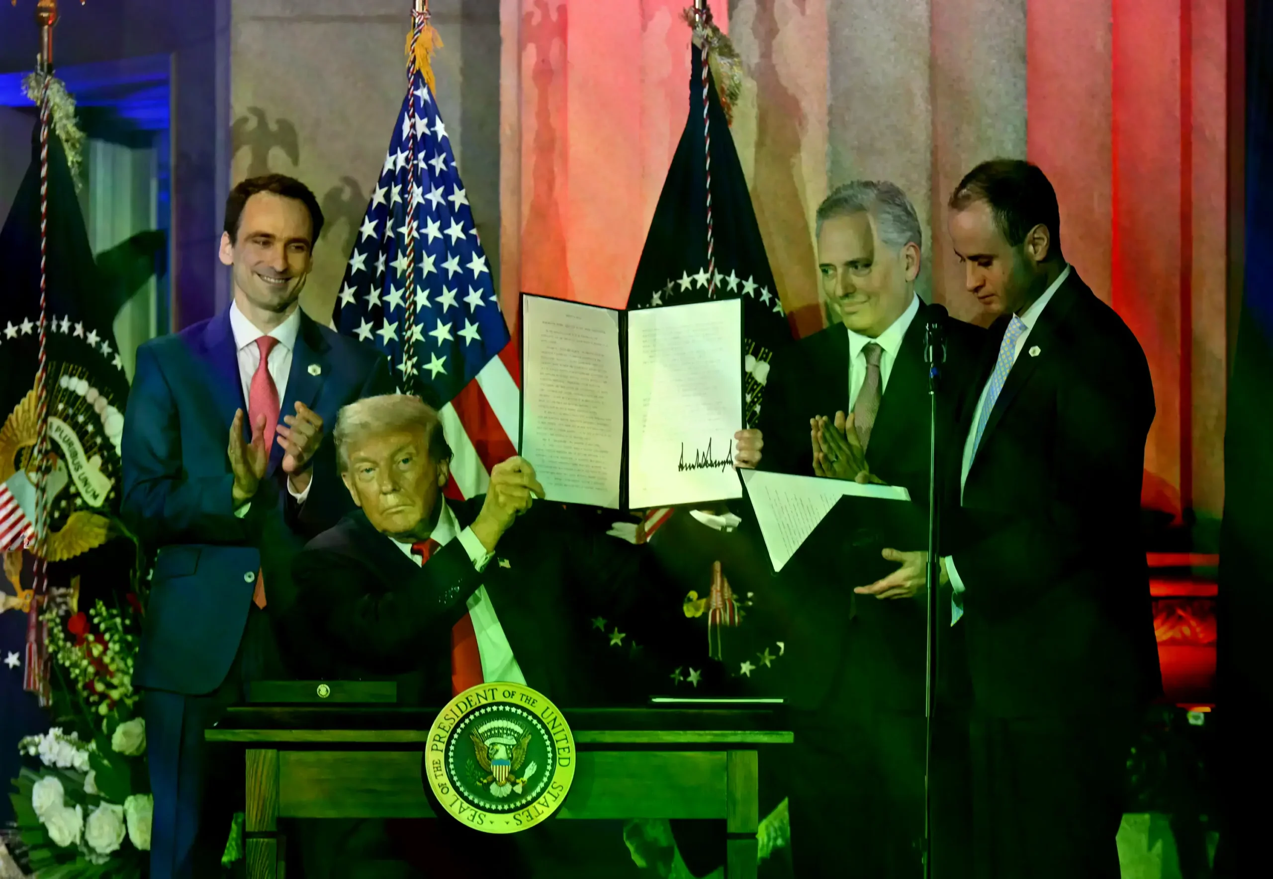 Michael Kratsios, el presidente Donald Trump y David O. Sacks en el foro 'Ganando la Carrera de la IA' en Washington.