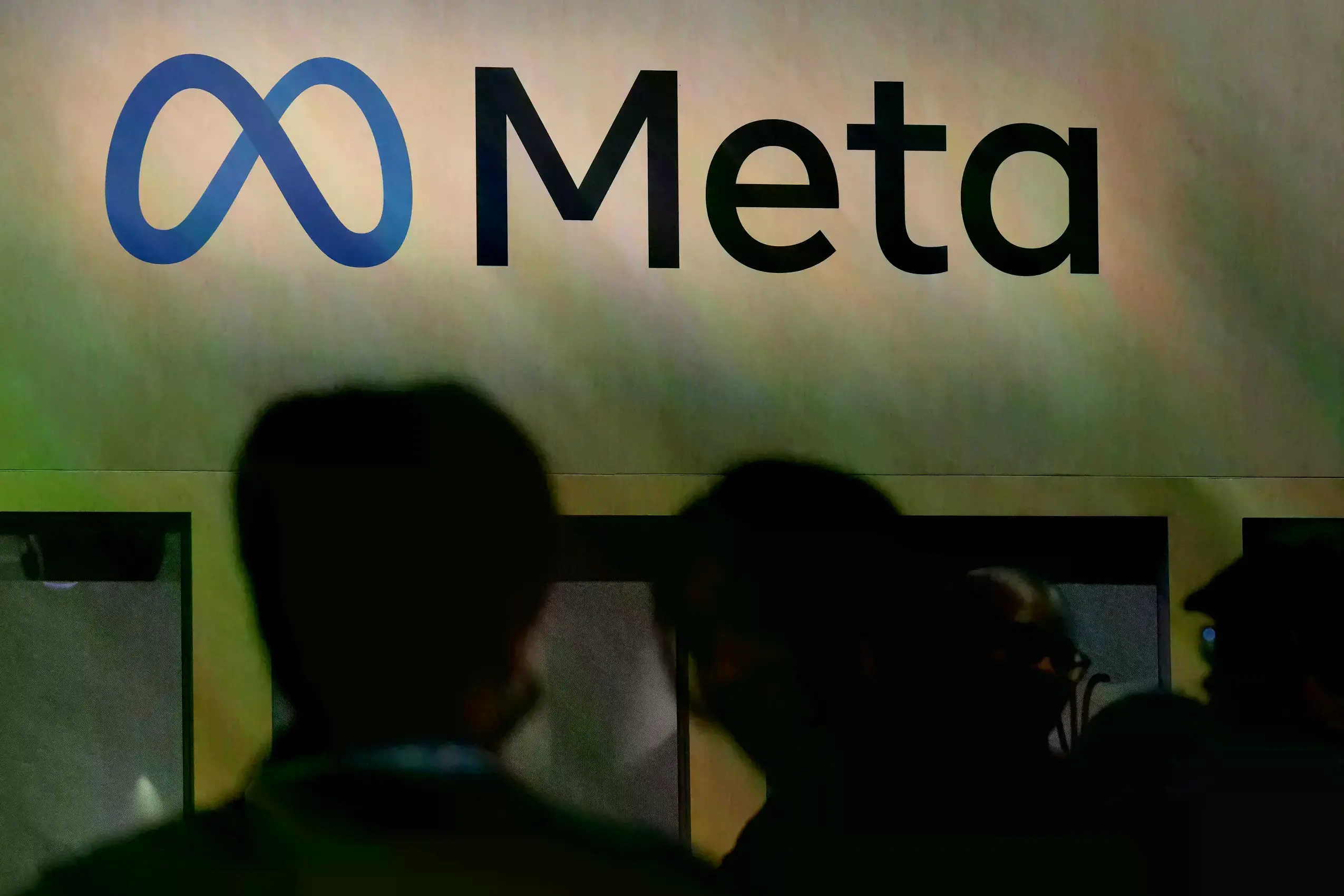 Asistentes visitan el stand de Meta en la Game Developers Conference 2023 en San Francisco.