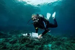 Dr. Herdís Steinsdóttir desplegando un instrumento cerca del arrecife en Eilat para registrar corrientes de agua.